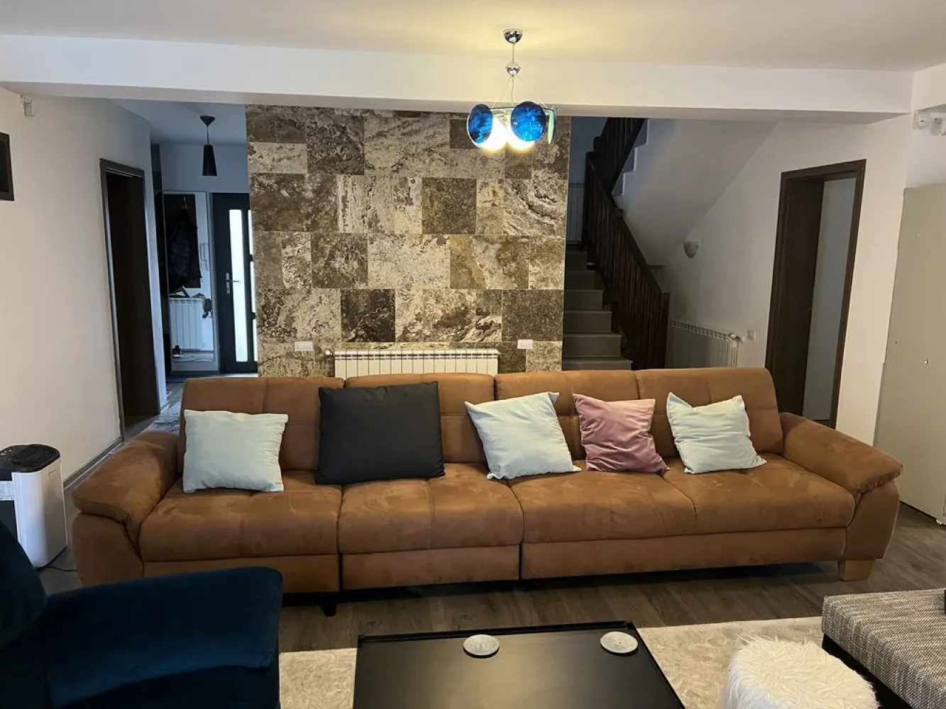 Vand Vila Valea Lupului.1100mp - Pf.vand/ schimb , casa constructie 2015,finalizata in 2016,situata pe strada Traian Vuia, 100 metri
pana in Tudor Vianu, strada asfaltata,suprafata utila 188 mp, construiti 224, este compusa la etaj, 3 dormitoare, dressing,baie,balcon, la parter, living+dining, birou,baie, camera tehnica, terasa, garaj, foisor 9x4 cu beci...Ca si structura caramida ,placa beton etaj+acoperis, fara pod.car pod pentru cea de a doua masina, sistem supraveghere video+alarma, porti automate, panouri fotovoltaice 8,8 kw, boiler electric, centrala gaz+electric, aer conditionat.Casa se vinde cu o suprafata de teren de 1100mp+cota de drum.Casa se afla pe strada Traian Vuia, Valea Lupului. .tel.07******79.