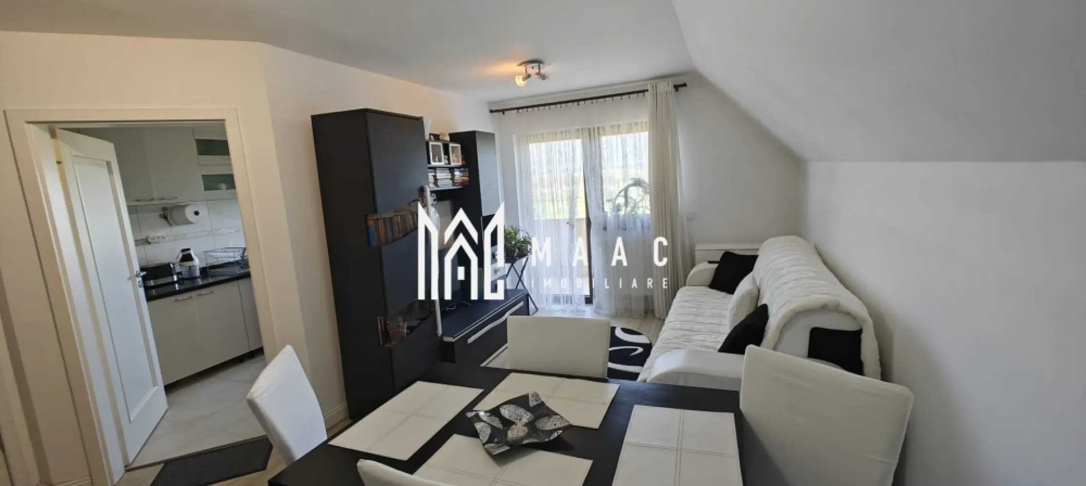 Apartament 4 camere | Etaj 3 | 98 MPU | Balcon | V. Aurie - MAAC Imobiliare vă propune spre vânzare un apartament spațios cu 4 camere, situat în zona Tilisca . Această proprietate este ideală pentru o familie care caută un spațiu generos, compartimentare practică și acces rapid către punctele de interes ale orașului. Caracteristici principale: Suprafață utilă: 98 mp Compartimentare decomandată: Parter: living, dormitor, bucătărie închisă, cămară, debara, baie, hol, casa scării Etaj: 2 dormitoare, hol, baie 2 balcoane 2 băi Loc de parcare privat Pivniță Dotări și facilități: Posibilitate de predare mobilat și utilat sau nemobilat, în funcție de preferința cumpărătorului Localizare: Situat pe strada Islazului, la doar 7 minute de mers pe jos de Piața Sadu, într-o zonă liniștită și bine cotată din cartierul Ștrand, cu acces facil la transport public, magazine, școli și spații verzi. Pentru mai multe detalii sau programarea unei vizionări, precizați telefonic că ați văzut anunțul cu ID: CP2533268