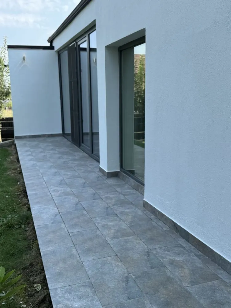Vand Vila Valea Lupului.1100mp - Pf.vand/ schimb , casa constructie 2015,finalizata in 2016,situata pe strada Traian Vuia, 100 metri
pana in Tudor Vianu, strada asfaltata,suprafata utila 188 mp, construiti 224, este compusa la etaj, 3 dormitoare, dressing,baie,balcon, la parter, living+dining, birou,baie, camera tehnica, terasa, garaj, foisor 9x4 cu beci...Ca si structura caramida ,placa beton etaj+acoperis, fara pod.car pod pentru cea de a doua masina, sistem supraveghere video+alarma, porti automate, panouri fotovoltaice 8,8 kw, boiler electric, centrala gaz+electric, aer conditionat.Casa se vinde cu o suprafata de teren de 1100mp+cota de drum.Casa se afla pe strada Traian Vuia, Valea Lupului. .tel.07******79.