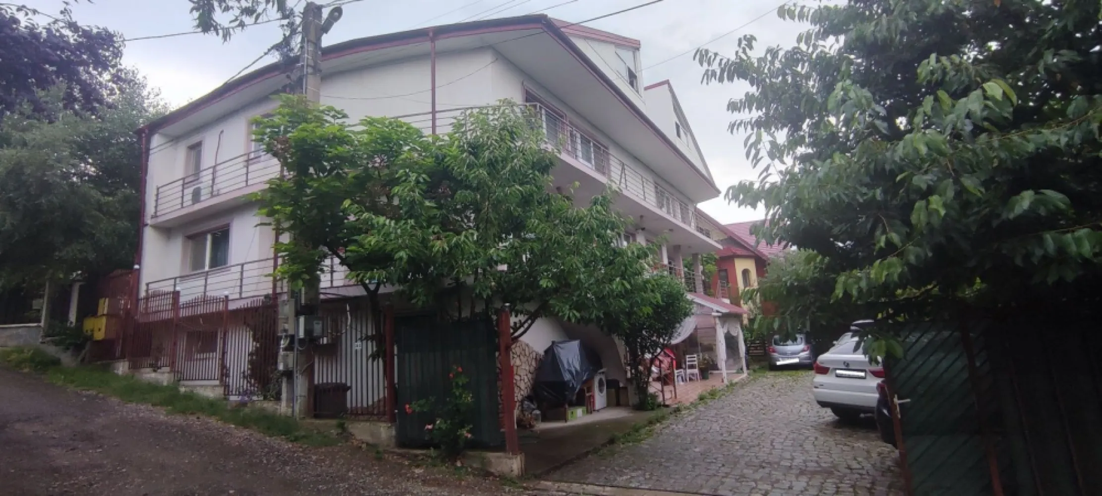 Casă/ Vila, 2008, 700mp, 1000mp D(P) + 2 + Pod - SE VINDE: 
Casă / Vilă construită în anul 2008, situată la 200 metri de blocurile ANL Păcurari (sensul giratoriu), 300 metri de Kaufland Păcurari, 200 metri de Bizantiq, 200 metri de Școală Paradis (cea noua), 150 metri de Școala EuroKid și 15 metri de Școala Montessori („Montessori School of Iasi”). 

Construcția beneficiază de panouri fotovoltaice cu o putere instalată de 11kw.

Suprafața construită: aproximativ 700mp;
Suprafață teren: 1000mp teren;
Construcția este structurată pe demisol (parter), etaj 1, etaj 2 și pod (spațiu de depozitare în prezent). 
Compartimentare: 9 dormitoare, 4 livinguri, 3 bucătării, 6 băi și și beci. 
Parterul este independent de restul casei, cuprinzând 2 apartamente cu intrări separate față de restul casei, aproximativ 115mp fiecare.
Rezistența casei permite construirea unui alt etaj, dacă aceste lucru se dorește. 

Spațiul este pretabil și pentru școală, grădiniță, clinică medicală, birouri sau pensiune.

Clădirea poate fi dotată cu lift pe exterior, existând posibilitatea accesului în clădire la fiecare nivel din exterior.