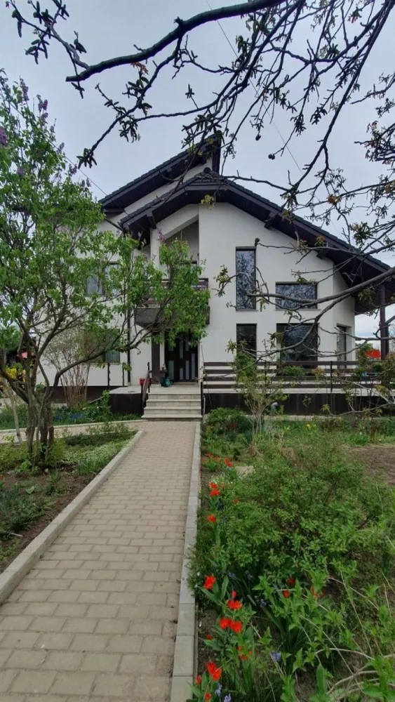 Vila 412 mp Galata, 1201 mp curte, direct proprietar - Vilă de vânzare în zona Galata în zona rezidențială, aproape de pădure. Terenul are o suprafață de 1201 mp și este amplasat la intersecție, având acces auto din două străzi, fiind dotat cu toate utilitățile. Vila D+P+E+M are 7 camere, 4 băi, 3 holuri și 2 bucătării, 1 balcon, 2 terase, 1 garaj. Anul punerii în funcțiune este 2019. 

Repartizarea camerelor:

DEMISOL: 2 camere, baie, hol, spațiu depozitare, beci, bucatarie nemobilata, acces direct din curte și acces din holul casei

PARTER: hol, living pe 2 nivele cu șemineu, bucătărie mobilata, loc de luat masa, dormitor, baie, terasă

ETAJ: dressing, baie, 2 dormitoare, hol gol peste living,1 balcon, o terasa si acces interior/exterior spre mansardă

MANSARDĂ: hol, 1 dormitor, baie, spațiu de depozitare

Casa are amprenta la sol de 125 mp și o suprafață totală desfășurată de 412 mp si 293 mp utili.

Construcția este solidă, cu structură din beton și zidărie de cărămidă, având pereții exteriori termoizolați cu polistiren de 10 cm, șarpantă din lemn izolata, învelitoare din țiglă, finisaje superioare: încălzire în pardoseală și gresie care imită parchetul la parter și nivelele superioare, parchet la demisol, tâmplărie PVC cu geam termopan la exterior și lemn masiv la interior, faianță și gresie în băi, 2 centrale termice proprii, instalații sanitare și de încălzire dotate cu distribuitoare pe fiecare nivel și cu termostate în fiecare cameră.

Pe teren sunt amplasați pomi fructiferi, brazi, o grădină cu flori și sunt amenajate 2 accese auto și 3 accese pietonale și pavaje din beton.

Împrejmuirea este realizată din stâlpi de beton cu panouri de fier, având două porți metalice de acces spre străzile la care are front stradal.
