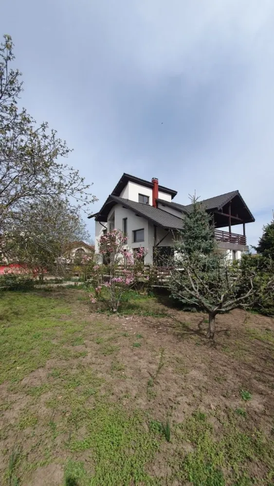 Vila 412 mp Galata, 1201 mp curte, direct proprietar - Vilă de vânzare în zona Galata în zona rezidențială, aproape de pădure. Terenul are o suprafață de 1201 mp și este amplasat la intersecție, având acces auto din două străzi, fiind dotat cu toate utilitățile. Vila D+P+E+M are 7 camere, 4 băi, 3 holuri și 2 bucătării, 1 balcon, 2 terase, 1 garaj. Anul punerii în funcțiune este 2019. 

Repartizarea camerelor:

DEMISOL: 2 camere, baie, hol, spațiu depozitare, beci, bucatarie nemobilata, acces direct din curte și acces din holul casei

PARTER: hol, living pe 2 nivele cu șemineu, bucătărie mobilata, loc de luat masa, dormitor, baie, terasă

ETAJ: dressing, baie, 2 dormitoare, hol gol peste living,1 balcon, o terasa si acces interior/exterior spre mansardă

MANSARDĂ: hol, 1 dormitor, baie, spațiu de depozitare

Casa are amprenta la sol de 125 mp și o suprafață totală desfășurată de 412 mp si 293 mp utili.

Construcția este solidă, cu structură din beton și zidărie de cărămidă, având pereții exteriori termoizolați cu polistiren de 10 cm, șarpantă din lemn izolata, învelitoare din țiglă, finisaje superioare: încălzire în pardoseală și gresie care imită parchetul la parter și nivelele superioare, parchet la demisol, tâmplărie PVC cu geam termopan la exterior și lemn masiv la interior, faianță și gresie în băi, 2 centrale termice proprii, instalații sanitare și de încălzire dotate cu distribuitoare pe fiecare nivel și cu termostate în fiecare cameră.

Pe teren sunt amplasați pomi fructiferi, brazi, o grădină cu flori și sunt amenajate 2 accese auto și 3 accese pietonale și pavaje din beton.

Împrejmuirea este realizată din stâlpi de beton cu panouri de fier, având două porți metalice de acces spre străzile la care are front stradal.