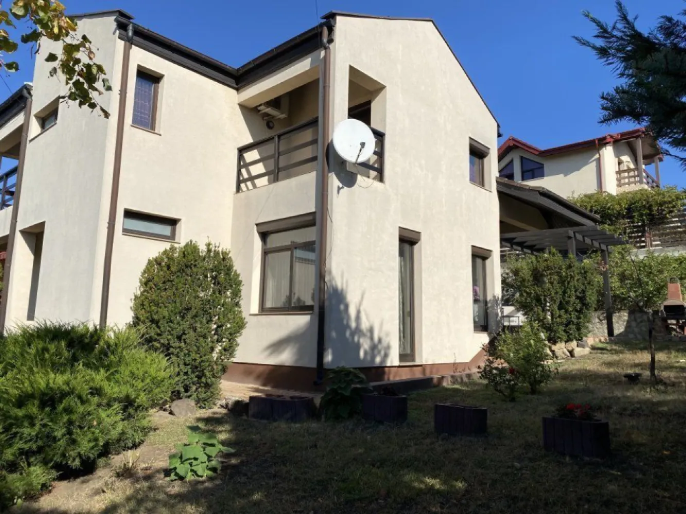 CASA/VILA DE VANZARE BUCIUM,CARTIER IC BRATIANU,235 MP UTILI,521MP TEREN - Vila se afla in zona Bucium in cartierul I.C. BRATIANU foarte aproape de soseaua Bucium avand acces asfaltat.
Dispune de toate utilitatile gaz,curent electric,apa curenta,canalizare,internet,cablu tv.
Spatiile interioare sunt generoase si sunt dispuse astfel:
Demisol:garaj,spalatorie,crama,sala fitness
Parter:living+loc de luat masa cu iesire pe terasa,dormitor,bucatarie,spatiu de depozitare,2 bai
Etaj:dormitor,baie,dormitor matrimonial cu dresing si baie proprie,birou ,2 balcoane.
Curtea este complet amenajata cu pomi fructiferi si ornamentali si dispune de 1 loc de parcare in fata garajului.
Casa se vinde complet mobilata si utilata.