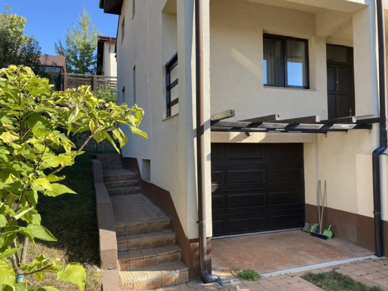 CASA/VILA DE VANZARE BUCIUM,CARTIER IC BRATIANU,235 MP UTILI,521MP TEREN - Vila se afla in zona Bucium in cartierul I.C. BRATIANU foarte aproape de soseaua Bucium avand acces asfaltat.
Dispune de toate utilitatile gaz,curent electric,apa curenta,canalizare,internet,cablu tv.
Spatiile interioare sunt generoase si sunt dispuse astfel:
Demisol:garaj,spalatorie,crama,sala fitness
Parter:living+loc de luat masa cu iesire pe terasa,dormitor,bucatarie,spatiu de depozitare,2 bai
Etaj:dormitor,baie,dormitor matrimonial cu dresing si baie proprie,birou ,2 balcoane.
Curtea este complet amenajata cu pomi fructiferi si ornamentali si dispune de 1 loc de parcare in fata garajului.
Casa se vinde complet mobilata si utilata.