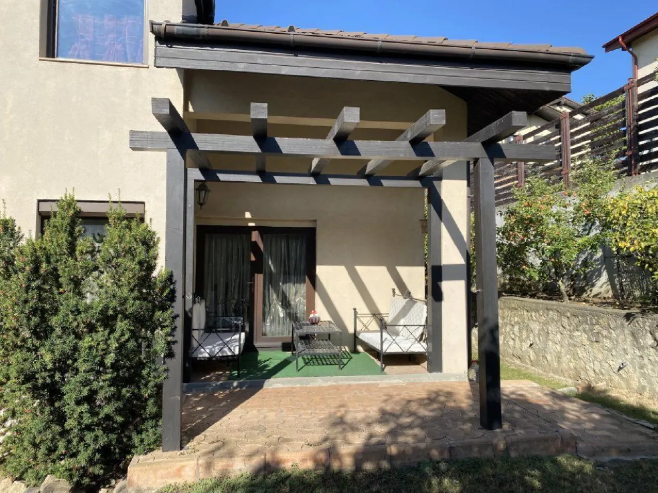 CASA/VILA DE VANZARE BUCIUM,CARTIER IC BRATIANU,235 MP UTILI,521MP TEREN - Vila se afla in zona Bucium in cartierul I.C. BRATIANU foarte aproape de soseaua Bucium avand acces asfaltat.
Dispune de toate utilitatile gaz,curent electric,apa curenta,canalizare,internet,cablu tv.
Spatiile interioare sunt generoase si sunt dispuse astfel:
Demisol:garaj,spalatorie,crama,sala fitness
Parter:living+loc de luat masa cu iesire pe terasa,dormitor,bucatarie,spatiu de depozitare,2 bai
Etaj:dormitor,baie,dormitor matrimonial cu dresing si baie proprie,birou ,2 balcoane.
Curtea este complet amenajata cu pomi fructiferi si ornamentali si dispune de 1 loc de parcare in fata garajului.
Casa se vinde complet mobilata si utilata.