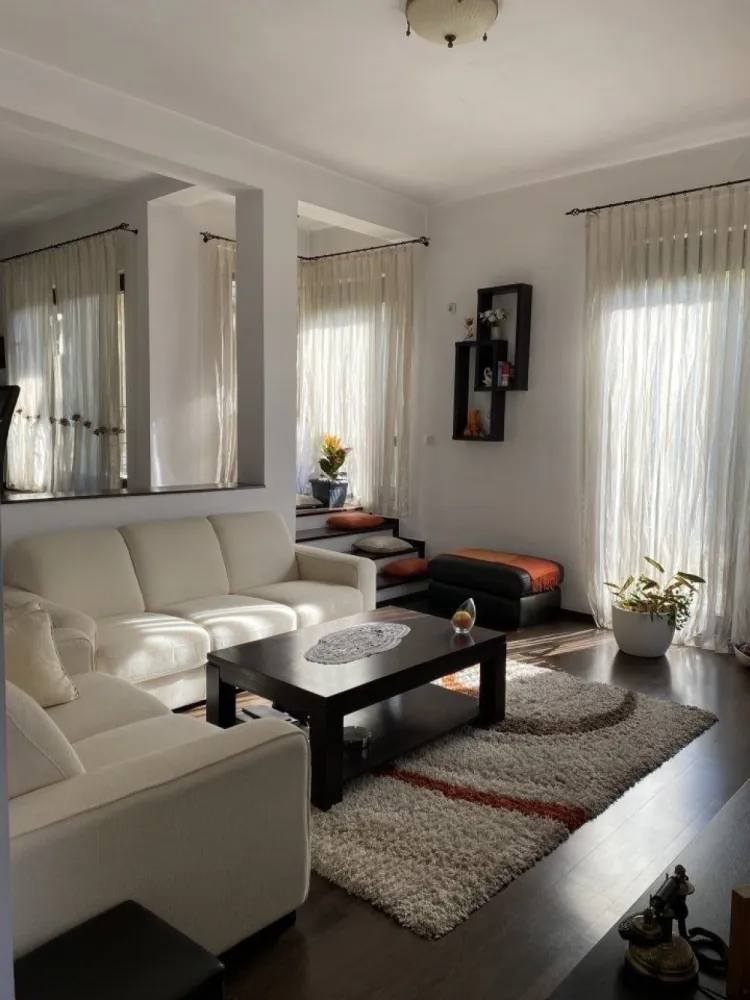CASA/VILA DE VANZARE BUCIUM,CARTIER IC BRATIANU,235 MP UTILI,521MP TEREN - Vila se afla in zona Bucium in cartierul I.C. BRATIANU foarte aproape de soseaua Bucium avand acces asfaltat.
Dispune de toate utilitatile gaz,curent electric,apa curenta,canalizare,internet,cablu tv.
Spatiile interioare sunt generoase si sunt dispuse astfel:
Demisol:garaj,spalatorie,crama,sala fitness
Parter:living+loc de luat masa cu iesire pe terasa,dormitor,bucatarie,spatiu de depozitare,2 bai
Etaj:dormitor,baie,dormitor matrimonial cu dresing si baie proprie,birou ,2 balcoane.
Curtea este complet amenajata cu pomi fructiferi si ornamentali si dispune de 1 loc de parcare in fata garajului.
Casa se vinde complet mobilata si utilata.