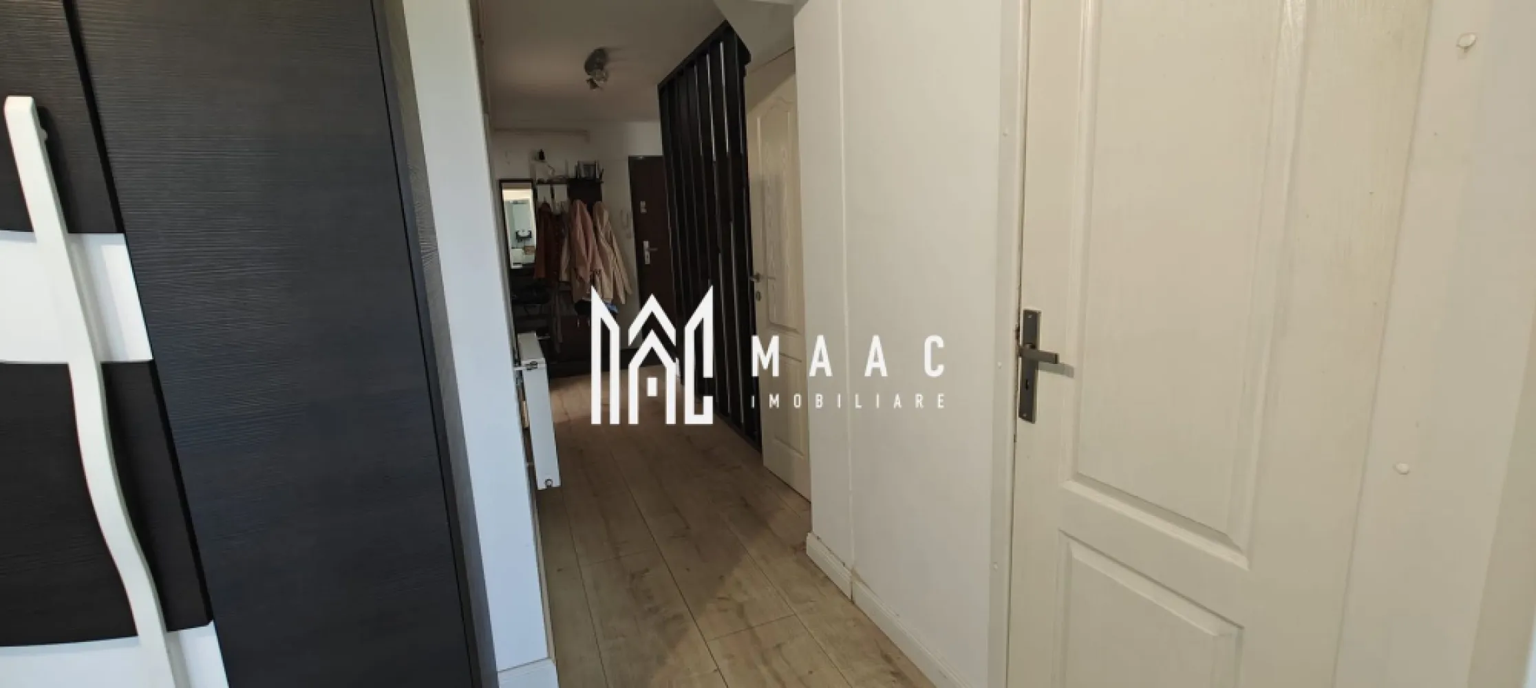 Apartament 4 camere | Etaj 3 | 98 MPU | Balcon | V. Aurie - MAAC Imobiliare vă propune spre vânzare un apartament spațios cu 4 camere, situat în zona Tilisca . Această proprietate este ideală pentru o familie care caută un spațiu generos, compartimentare practică și acces rapid către punctele de interes ale orașului. Caracteristici principale: Suprafață utilă: 98 mp Compartimentare decomandată: Parter: living, dormitor, bucătărie închisă, cămară, debara, baie, hol, casa scării Etaj: 2 dormitoare, hol, baie 2 balcoane 2 băi Loc de parcare privat Pivniță Dotări și facilități: Posibilitate de predare mobilat și utilat sau nemobilat, în funcție de preferința cumpărătorului Localizare: Situat pe strada Islazului, la doar 7 minute de mers pe jos de Piața Sadu, într-o zonă liniștită și bine cotată din cartierul Ștrand, cu acces facil la transport public, magazine, școli și spații verzi. Pentru mai multe detalii sau programarea unei vizionări, precizați telefonic că ați văzut anunțul cu ID: CP2533268