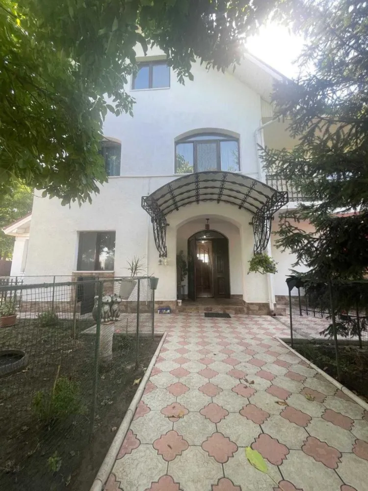 Proprietate superba ! Tatarasi ! Kaufland ! - Florescu Imobiliare va recomanda spre vanzare o proprietate superba situata in Tatarasi in proximitatea magazinului Kaufland si cartierului Green Park . Proprietatea se remarca prin pozitionarea la 2 strazi ,curtea si gradina frumos amenajata ,gardul mare de piatra ce confera siguranta necesara ,oaza de verdeata care inconjoara proprietatea plus alte caracteristici pe care o sa le descoperi la vizionare.
Vila este formata din parter ,etaj si mansarda . 
Parterul este format dintr-un living generos , bucatarie inchisa , hol si baie insumand o suprafata totala de 91 mp . 
Etajul este format din 3 dormitoare generoase ,o baie. Suprafata totala a etajului este de 95 mp . Mansarda este formata din 2 dormitoare , o baie si spatii de depozitat.Aceasta din urma are o suprafata totala de 57 mp .
Suprafata totala a propietatii este de 250 mp fara magazia din curte .
Terenul are o suprafata de 454 mp . 
Vila este mobilata ,utilata ,racordata la toate utilitatile , apa , gaze naturale , canalizare , curent electric . 
Prin pozitia proprietatii cu deschidere la doua strazi principale ,este ideala pentru locuit dar si pentru unele activitati comerciale .
Pentru alte detalii , schite , video cu proprietatea ,sunati la numarul afisat ,mesaj pe Watss App s-au vizitati site-ul imobiliareflorescu.ro .