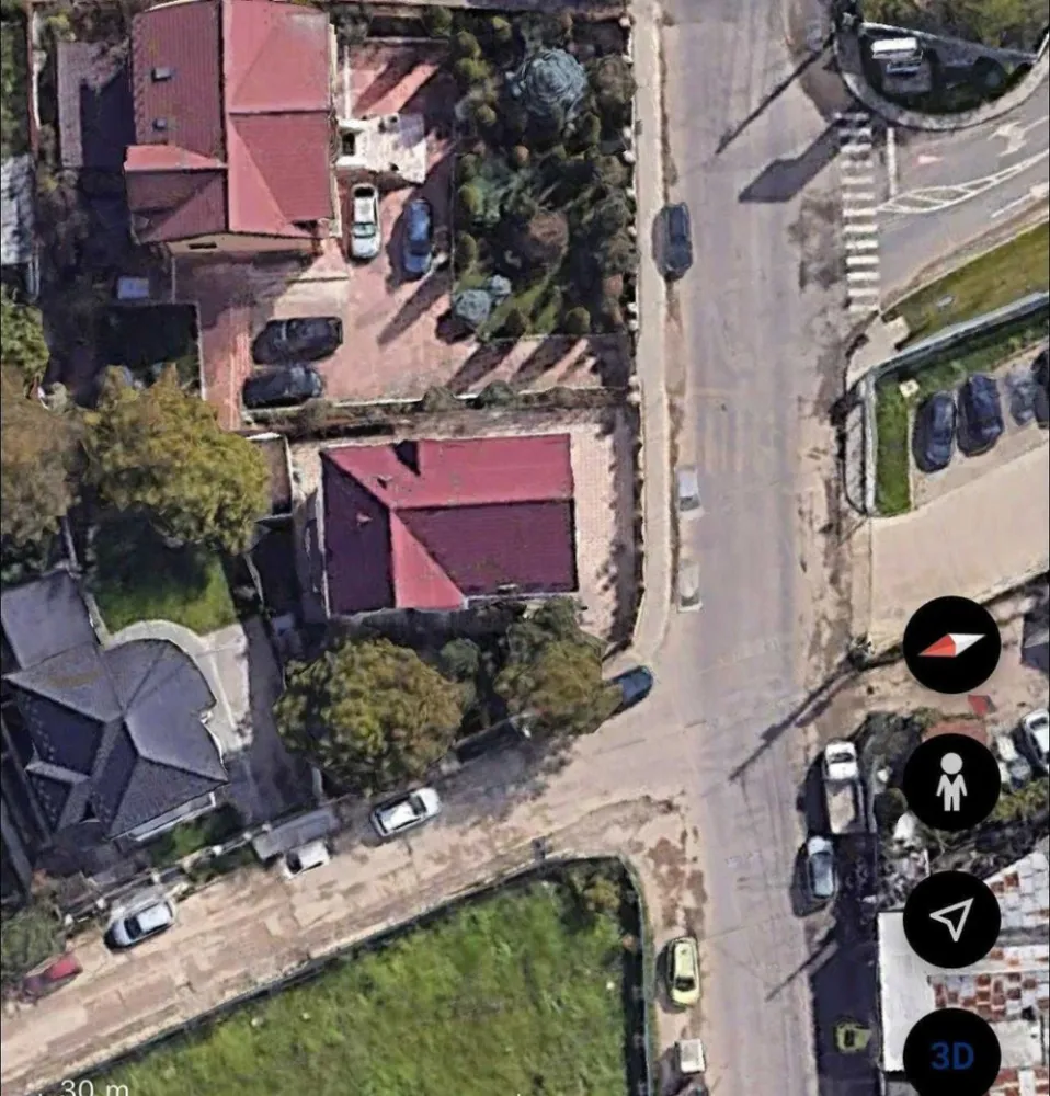 Proprietate superba ! Tatarasi ! Kaufland ! - Florescu Imobiliare va recomanda spre vanzare o proprietate superba situata in Tatarasi in proximitatea magazinului Kaufland si cartierului Green Park . Proprietatea se remarca prin pozitionarea la 2 strazi ,curtea si gradina frumos amenajata ,gardul mare de piatra ce confera siguranta necesara ,oaza de verdeata care inconjoara proprietatea plus alte caracteristici pe care o sa le descoperi la vizionare.
Vila este formata din parter ,etaj si mansarda . 
Parterul este format dintr-un living generos , bucatarie inchisa , hol si baie insumand o suprafata totala de 91 mp . 
Etajul este format din 3 dormitoare generoase ,o baie. Suprafata totala a etajului este de 95 mp . Mansarda este formata din 2 dormitoare , o baie si spatii de depozitat.Aceasta din urma are o suprafata totala de 57 mp .
Suprafata totala a propietatii este de 250 mp fara magazia din curte .
Terenul are o suprafata de 454 mp . 
Vila este mobilata ,utilata ,racordata la toate utilitatile , apa , gaze naturale , canalizare , curent electric . 
Prin pozitia proprietatii cu deschidere la doua strazi principale ,este ideala pentru locuit dar si pentru unele activitati comerciale .
Pentru alte detalii , schite , video cu proprietatea ,sunati la numarul afisat ,mesaj pe Watss App s-au vizitati site-ul imobiliareflorescu.ro .