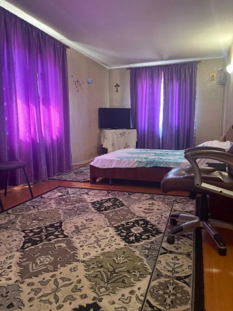 Proprietate superba ! Tatarasi ! Kaufland ! - Florescu Imobiliare va recomanda spre vanzare o proprietate superba situata in Tatarasi in proximitatea magazinului Kaufland si cartierului Green Park . Proprietatea se remarca prin pozitionarea la 2 strazi ,curtea si gradina frumos amenajata ,gardul mare de piatra ce confera siguranta necesara ,oaza de verdeata care inconjoara proprietatea plus alte caracteristici pe care o sa le descoperi la vizionare.
Vila este formata din parter ,etaj si mansarda . 
Parterul este format dintr-un living generos , bucatarie inchisa , hol si baie insumand o suprafata totala de 91 mp . 
Etajul este format din 3 dormitoare generoase ,o baie. Suprafata totala a etajului este de 95 mp . Mansarda este formata din 2 dormitoare , o baie si spatii de depozitat.Aceasta din urma are o suprafata totala de 57 mp .
Suprafata totala a propietatii este de 250 mp fara magazia din curte .
Terenul are o suprafata de 454 mp . 
Vila este mobilata ,utilata ,racordata la toate utilitatile , apa , gaze naturale , canalizare , curent electric . 
Prin pozitia proprietatii cu deschidere la doua strazi principale ,este ideala pentru locuit dar si pentru unele activitati comerciale .
Pentru alte detalii , schite , video cu proprietatea ,sunati la numarul afisat ,mesaj pe Watss App s-au vizitati site-ul imobiliareflorescu.ro .