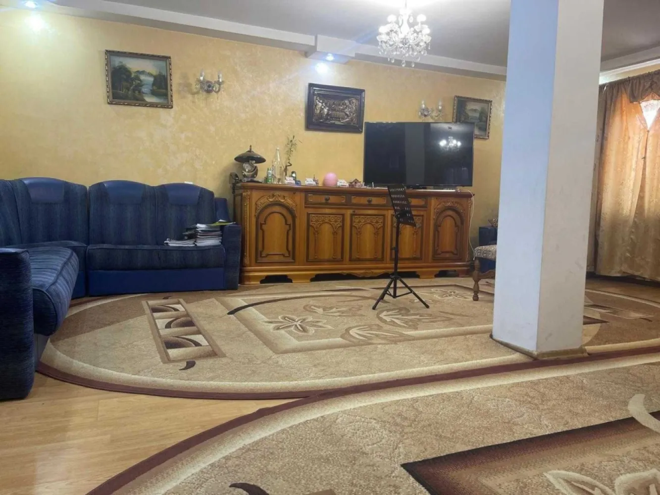 Proprietate superba ! Tatarasi ! Kaufland ! - Florescu Imobiliare va recomanda spre vanzare o proprietate superba situata in Tatarasi in proximitatea magazinului Kaufland si cartierului Green Park . Proprietatea se remarca prin pozitionarea la 2 strazi ,curtea si gradina frumos amenajata ,gardul mare de piatra ce confera siguranta necesara ,oaza de verdeata care inconjoara proprietatea plus alte caracteristici pe care o sa le descoperi la vizionare.
Vila este formata din parter ,etaj si mansarda . 
Parterul este format dintr-un living generos , bucatarie inchisa , hol si baie insumand o suprafata totala de 91 mp . 
Etajul este format din 3 dormitoare generoase ,o baie. Suprafata totala a etajului este de 95 mp . Mansarda este formata din 2 dormitoare , o baie si spatii de depozitat.Aceasta din urma are o suprafata totala de 57 mp .
Suprafata totala a propietatii este de 250 mp fara magazia din curte .
Terenul are o suprafata de 454 mp . 
Vila este mobilata ,utilata ,racordata la toate utilitatile , apa , gaze naturale , canalizare , curent electric . 
Prin pozitia proprietatii cu deschidere la doua strazi principale ,este ideala pentru locuit dar si pentru unele activitati comerciale .
Pentru alte detalii , schite , video cu proprietatea ,sunati la numarul afisat ,mesaj pe Watss App s-au vizitati site-ul imobiliareflorescu.ro .