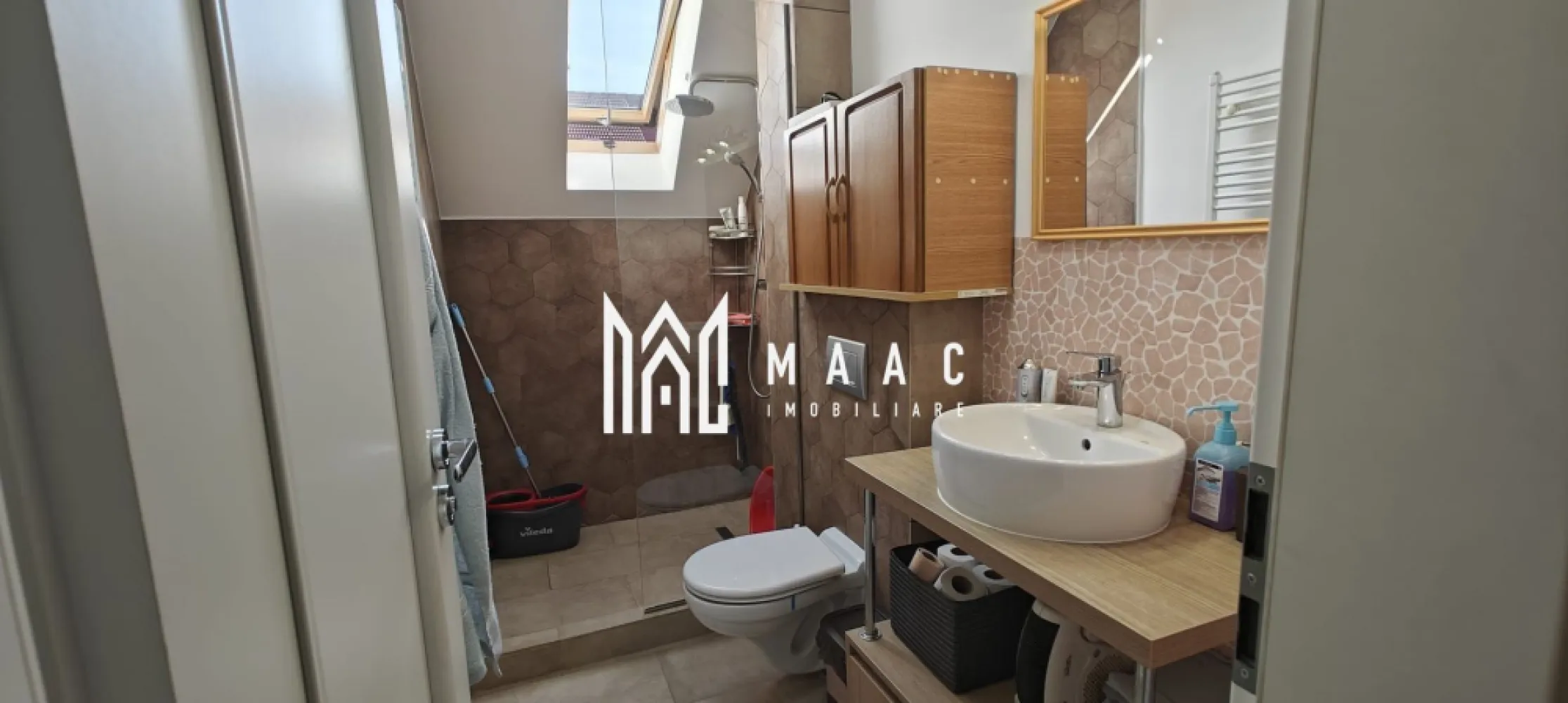 Apartament 4 camere | Etaj 3 | 98 MPU | Balcon | V. Aurie - MAAC Imobiliare vă propune spre vânzare un apartament spațios cu 4 camere, situat în zona Tilisca . Această proprietate este ideală pentru o familie care caută un spațiu generos, compartimentare practică și acces rapid către punctele de interes ale orașului. Caracteristici principale: Suprafață utilă: 98 mp Compartimentare decomandată: Parter: living, dormitor, bucătărie închisă, cămară, debara, baie, hol, casa scării Etaj: 2 dormitoare, hol, baie 2 balcoane 2 băi Loc de parcare privat Pivniță Dotări și facilități: Posibilitate de predare mobilat și utilat sau nemobilat, în funcție de preferința cumpărătorului Localizare: Situat pe strada Islazului, la doar 7 minute de mers pe jos de Piața Sadu, într-o zonă liniștită și bine cotată din cartierul Ștrand, cu acces facil la transport public, magazine, școli și spații verzi. Pentru mai multe detalii sau programarea unei vizionări, precizați telefonic că ați văzut anunțul cu ID: CP2533268
