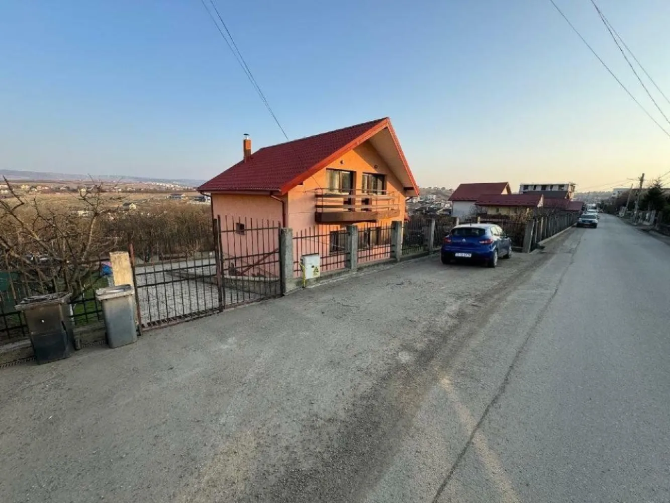 Hlincea, str.Mănăstirii, CIUREA, Iaşi + 1.700 mp teren şi Vilă (D+P+M) - imobile din Hlincea, strada Mănăstirii, Ciurea, Iaşi - 1.700 mp teren şi Vilă (D+P+M) - 117 mp suprafaţă construită şi 332 mp suprafaţă utilă totală

- Suprafaţă de 1.700 metri pătraţi intravilan satul Hlincea, comuna Ciurea, judeţul Iaşi.

- Construcţia C1 - locuinţă construită în regim de Demisol+Parter+Mansardă, cu o suprafaţă construită la sol de 117 metri pătraţi şi o suprafaţă utilă totală de 332 de metri pătraţi

La demisol, formată dintr-un dormitor, două locuri autoturisme, cameră tehnică centrală, cameră tehnică pentru sistem de ventilaţie, scări interioare către parter.

La parter, formată dintr-un vestibul (cu intrare din exteriorul casei şi acces la terasa de la parter, dintr-un openspace format din spaţiu pentru bucătărie şi living, un dormitor cu dressing şi o baie

La mansardă, cu acces de pe scările exterioare, un living şi două dormitoare, cu baie