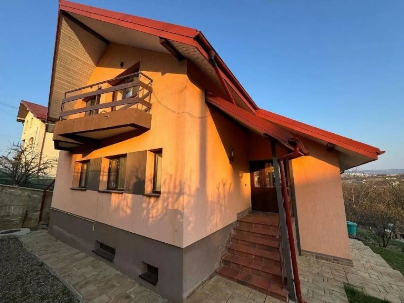 Hlincea, str.Mănăstirii, CIUREA, Iaşi + 1.700 mp teren şi Vilă (D+P+M) - imobile din Hlincea, strada Mănăstirii, Ciurea, Iaşi - 1.700 mp teren şi Vilă (D+P+M) - 117 mp suprafaţă construită şi 332 mp suprafaţă utilă totală

- Suprafaţă de 1.700 metri pătraţi intravilan satul Hlincea, comuna Ciurea, judeţul Iaşi.

- Construcţia C1 - locuinţă construită în regim de Demisol+Parter+Mansardă, cu o suprafaţă construită la sol de 117 metri pătraţi şi o suprafaţă utilă totală de 332 de metri pătraţi

La demisol, formată dintr-un dormitor, două locuri autoturisme, cameră tehnică centrală, cameră tehnică pentru sistem de ventilaţie, scări interioare către parter.

La parter, formată dintr-un vestibul (cu intrare din exteriorul casei şi acces la terasa de la parter, dintr-un openspace format din spaţiu pentru bucătărie şi living, un dormitor cu dressing şi o baie

La mansardă, cu acces de pe scările exterioare, un living şi două dormitoare, cu baie