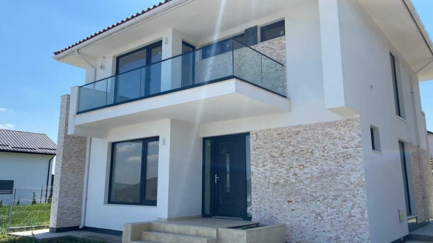 Vila premium, proiect exclusivist, 140 mp utili, Valea Adâncă - Iaşi - Vila de lux la cheie situată in Valea Adanca - Iasi, pe strada Zorilor nr 15, cu o suprafaţa utila de 140 mp şi teren de 515 mp. 
Vila este construită cu cele mai bune materiale posibile atât in ceea ce priveşte structura cât şi finisajele. Aceasta este compusă din parter + etaj, iar ca acoperiş s-a optat pentru ţigla ceramica Creaton Germania de culoare natur.

Imobilul este compartimentat astfel: parter format din Living spaţios care are acces direct prin usa culisanta spre terasa din spate, Bucătărie, hol intrare, camera tehnica, baie de serviciu.
Accesul către etaj se realizează printr-o scara spectaculoasa de tip flotant cu trepte şi podest îmbrăcate in lemn de stejar. De asemenea aceasta are balustrada din sticla transparentă securizata.
Zona de etaj este compusă din baie, dressing 1, dressing 2, doua dormitoare cu acces către un balcon cu podea de travertin şi balustrada de sticla şi un masterbedroom cu un balcon cu aceleaşi caracteristici.

Toate amenajarile au fost facute cu lux de amanunte pana la cel mai mic detaliu. Pardoselile atât de la parter cat şi de la etaj sunt din travertin la Bucătărie şi baia de la parter, din marmura la baia de la etaj şi parchet pentru living, hol, dressinguri şi dormitoare. Vila dispune de centrala termică in condensaţie, pe gaz, marca Vaillant Germania şi încălzire prin pardoseala marca Ivar Italia, atât pe parter cât şi pe etaj.

Tamplaria este Salamander Fereastra ADF gama premium.

Pereţii exteriori ai casei sunt izolaţi cu vata minerală bazaltică Sto Germania. De asemenea decorul casei s-a realizat cu un produs al aceluiaşi producător german. Pereţii exteriori sunt suplimentar decoraţi cu piatra naturala.
Construcţia este iluminată la exterior de corpuri de culoare Alba din aluminiu, fiecare având 2 Leduri care asigura o iluminare deosebita pe timpul nopţii.

Gardul frontal este construit din zidărpie şi placat cu aceeaşi piatra naturala care se regăseşte şi pe Faţadele vilei. De asemenea accesul auto se realizează printr-o poarta automatizată cu sistem premium BFT de producţie italiana.

Vila este ideală pentru pretenţioşi, nu a fost construită in scop de vânzare ci ca locuinţa proprie, de aici si calitatea deosebita atât a meterialelor folosite cât şi al manoperei. 

Aceasta este pentru cei care îşi doresc o construcţie durabilă in care sa poate locui şi generaţia următoare. 

Mutare imediata! Nu ezitaţi sa ne contactaţi pentru vizionare.