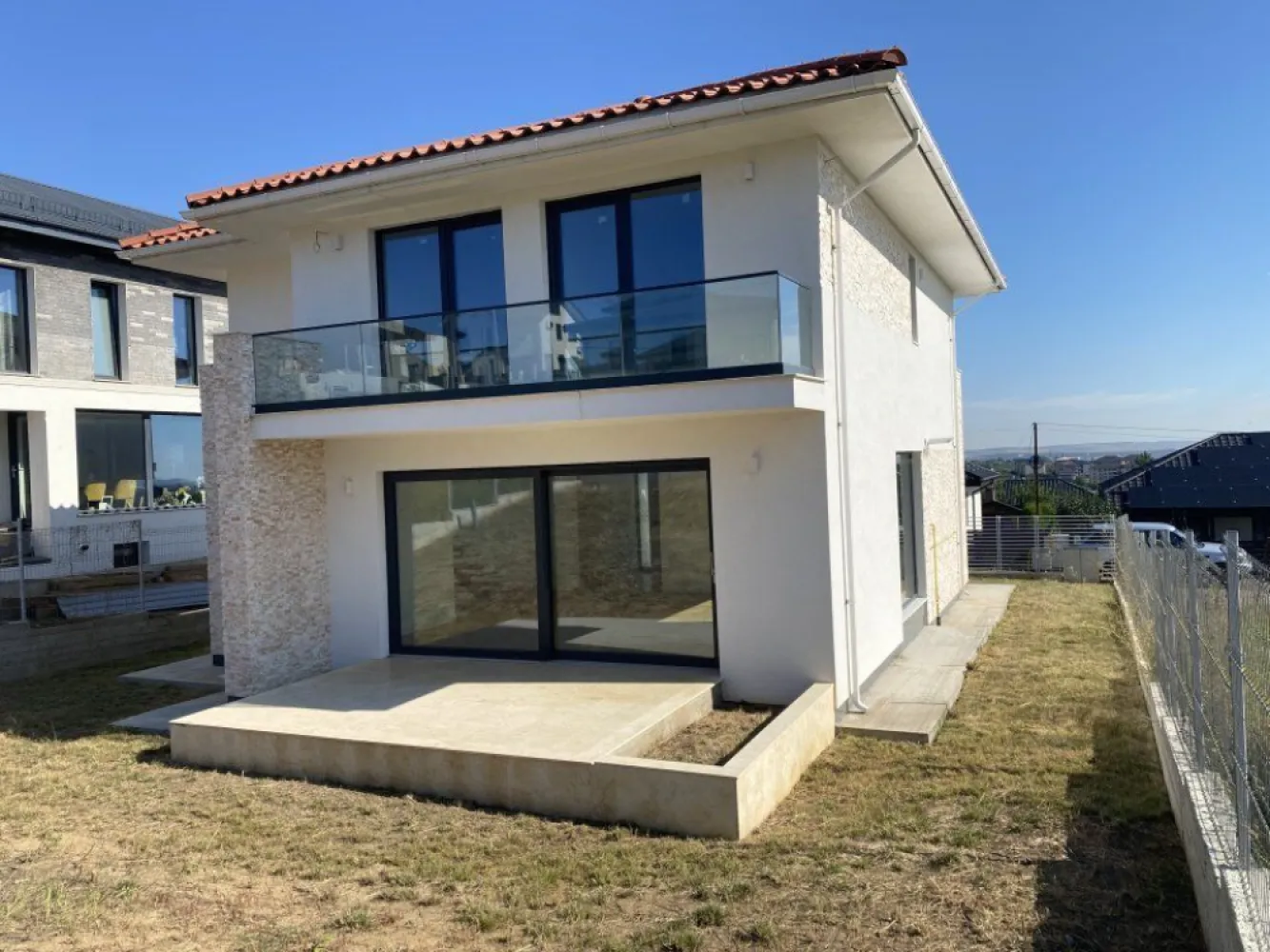 Vila premium, proiect exclusivist, 140 mp utili, Valea Adâncă - Iaşi - Vila de lux la cheie situată in Valea Adanca - Iasi, pe strada Zorilor nr 15, cu o suprafaţa utila de 140 mp şi teren de 515 mp. 
Vila este construită cu cele mai bune materiale posibile atât in ceea ce priveşte structura cât şi finisajele. Aceasta este compusă din parter + etaj, iar ca acoperiş s-a optat pentru ţigla ceramica Creaton Germania de culoare natur.

Imobilul este compartimentat astfel: parter format din Living spaţios care are acces direct prin usa culisanta spre terasa din spate, Bucătărie, hol intrare, camera tehnica, baie de serviciu.
Accesul către etaj se realizează printr-o scara spectaculoasa de tip flotant cu trepte şi podest îmbrăcate in lemn de stejar. De asemenea aceasta are balustrada din sticla transparentă securizata.
Zona de etaj este compusă din baie, dressing 1, dressing 2, doua dormitoare cu acces către un balcon cu podea de travertin şi balustrada de sticla şi un masterbedroom cu un balcon cu aceleaşi caracteristici.

Toate amenajarile au fost facute cu lux de amanunte pana la cel mai mic detaliu. Pardoselile atât de la parter cat şi de la etaj sunt din travertin la Bucătărie şi baia de la parter, din marmura la baia de la etaj şi parchet pentru living, hol, dressinguri şi dormitoare. Vila dispune de centrala termică in condensaţie, pe gaz, marca Vaillant Germania şi încălzire prin pardoseala marca Ivar Italia, atât pe parter cât şi pe etaj.

Tamplaria este Salamander Fereastra ADF gama premium.

Pereţii exteriori ai casei sunt izolaţi cu vata minerală bazaltică Sto Germania. De asemenea decorul casei s-a realizat cu un produs al aceluiaşi producător german. Pereţii exteriori sunt suplimentar decoraţi cu piatra naturala.
Construcţia este iluminată la exterior de corpuri de culoare Alba din aluminiu, fiecare având 2 Leduri care asigura o iluminare deosebita pe timpul nopţii.

Gardul frontal este construit din zidărpie şi placat cu aceeaşi piatra naturala care se regăseşte şi pe Faţadele vilei. De asemenea accesul auto se realizează printr-o poarta automatizată cu sistem premium BFT de producţie italiana.

Vila este ideală pentru pretenţioşi, nu a fost construită in scop de vânzare ci ca locuinţa proprie, de aici si calitatea deosebita atât a meterialelor folosite cât şi al manoperei. 

Aceasta este pentru cei care îşi doresc o construcţie durabilă in care sa poate locui şi generaţia următoare. 

Mutare imediata! Nu ezitaţi sa ne contactaţi pentru vizionare.