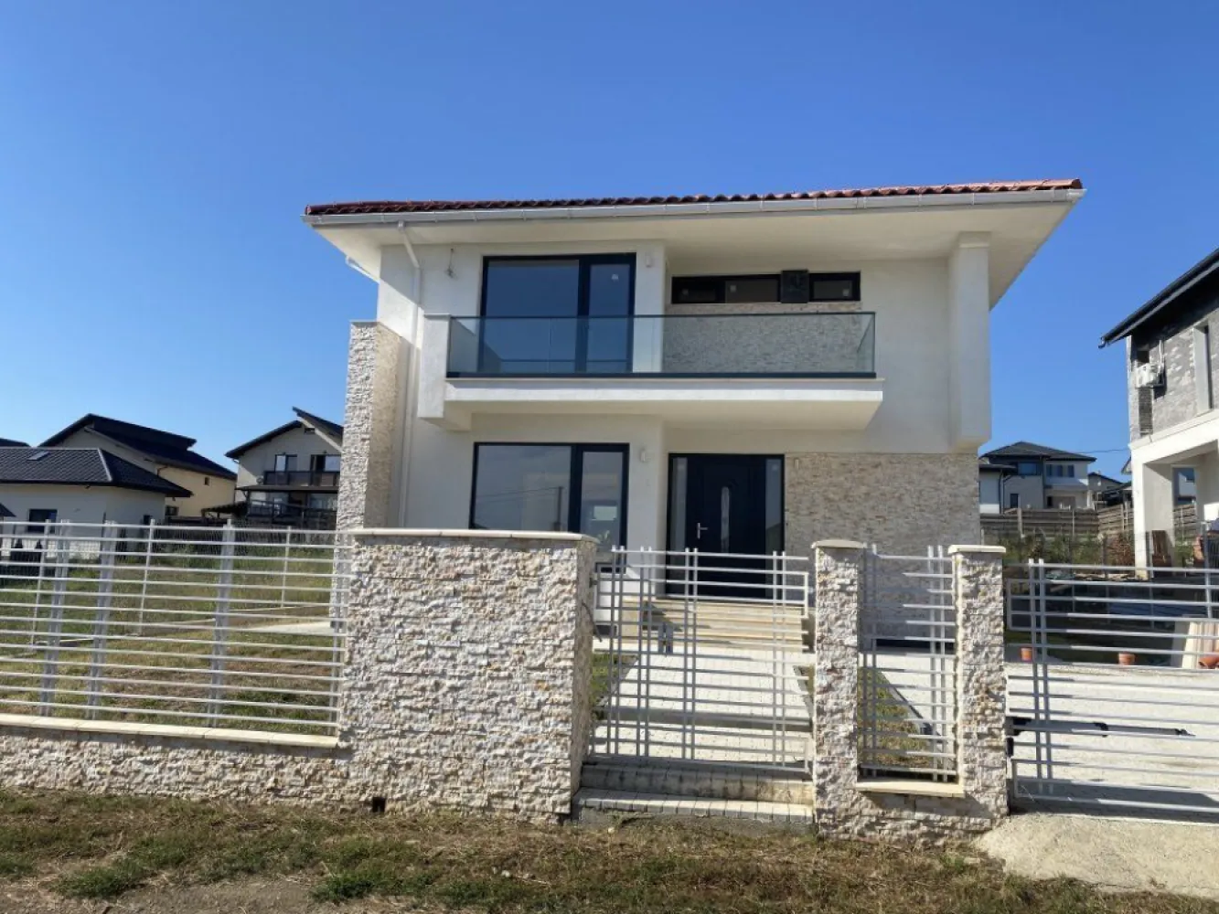 Vila premium, proiect exclusivist, 140 mp utili, Valea Adâncă - Iaşi - Vila de lux la cheie situată in Valea Adanca - Iasi, pe strada Zorilor nr 15, cu o suprafaţa utila de 140 mp şi teren de 515 mp. 
Vila este construită cu cele mai bune materiale posibile atât in ceea ce priveşte structura cât şi finisajele. Aceasta este compusă din parter + etaj, iar ca acoperiş s-a optat pentru ţigla ceramica Creaton Germania de culoare natur.

Imobilul este compartimentat astfel: parter format din Living spaţios care are acces direct prin usa culisanta spre terasa din spate, Bucătărie, hol intrare, camera tehnica, baie de serviciu.
Accesul către etaj se realizează printr-o scara spectaculoasa de tip flotant cu trepte şi podest îmbrăcate in lemn de stejar. De asemenea aceasta are balustrada din sticla transparentă securizata.
Zona de etaj este compusă din baie, dressing 1, dressing 2, doua dormitoare cu acces către un balcon cu podea de travertin şi balustrada de sticla şi un masterbedroom cu un balcon cu aceleaşi caracteristici.

Toate amenajarile au fost facute cu lux de amanunte pana la cel mai mic detaliu. Pardoselile atât de la parter cat şi de la etaj sunt din travertin la Bucătărie şi baia de la parter, din marmura la baia de la etaj şi parchet pentru living, hol, dressinguri şi dormitoare. Vila dispune de centrala termică in condensaţie, pe gaz, marca Vaillant Germania şi încălzire prin pardoseala marca Ivar Italia, atât pe parter cât şi pe etaj.

Tamplaria este Salamander Fereastra ADF gama premium.

Pereţii exteriori ai casei sunt izolaţi cu vata minerală bazaltică Sto Germania. De asemenea decorul casei s-a realizat cu un produs al aceluiaşi producător german. Pereţii exteriori sunt suplimentar decoraţi cu piatra naturala.
Construcţia este iluminată la exterior de corpuri de culoare Alba din aluminiu, fiecare având 2 Leduri care asigura o iluminare deosebita pe timpul nopţii.

Gardul frontal este construit din zidărpie şi placat cu aceeaşi piatra naturala care se regăseşte şi pe Faţadele vilei. De asemenea accesul auto se realizează printr-o poarta automatizată cu sistem premium BFT de producţie italiana.

Vila este ideală pentru pretenţioşi, nu a fost construită in scop de vânzare ci ca locuinţa proprie, de aici si calitatea deosebita atât a meterialelor folosite cât şi al manoperei. 

Aceasta este pentru cei care îşi doresc o construcţie durabilă in care sa poate locui şi generaţia următoare. 

Mutare imediata! Nu ezitaţi sa ne contactaţi pentru vizionare.