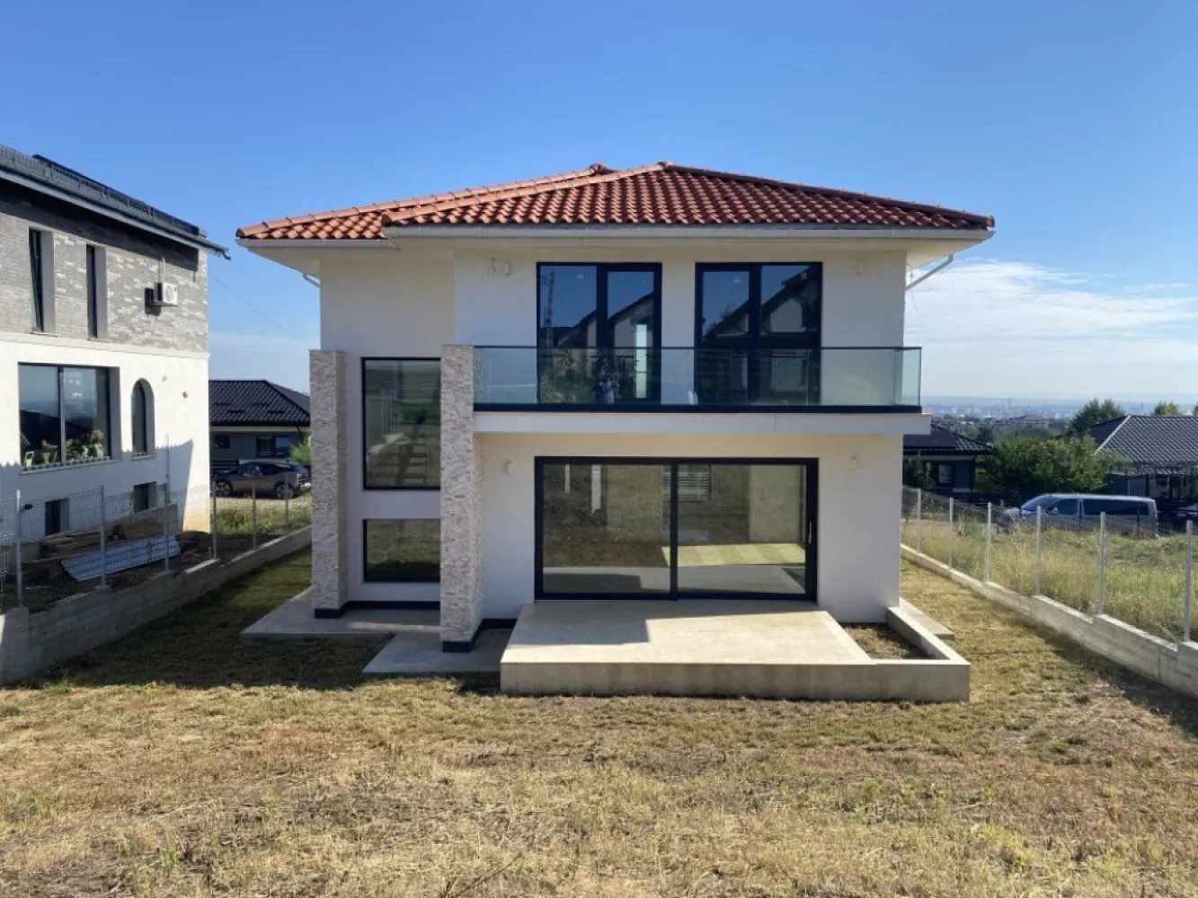 Vila premium, proiect exclusivist, 140 mp utili, Valea Adâncă - Iaşi - Vila de lux la cheie situată in Valea Adanca - Iasi, pe strada Zorilor nr 15, cu o suprafaţa utila de 140 mp şi teren de 515 mp. 
Vila este construită cu cele mai bune materiale posibile atât in ceea ce priveşte structura cât şi finisajele. Aceasta este compusă din parter + etaj, iar ca acoperiş s-a optat pentru ţigla ceramica Creaton Germania de culoare natur.

Imobilul este compartimentat astfel: parter format din Living spaţios care are acces direct prin usa culisanta spre terasa din spate, Bucătărie, hol intrare, camera tehnica, baie de serviciu.
Accesul către etaj se realizează printr-o scara spectaculoasa de tip flotant cu trepte şi podest îmbrăcate in lemn de stejar. De asemenea aceasta are balustrada din sticla transparentă securizata.
Zona de etaj este compusă din baie, dressing 1, dressing 2, doua dormitoare cu acces către un balcon cu podea de travertin şi balustrada de sticla şi un masterbedroom cu un balcon cu aceleaşi caracteristici.

Toate amenajarile au fost facute cu lux de amanunte pana la cel mai mic detaliu. Pardoselile atât de la parter cat şi de la etaj sunt din travertin la Bucătărie şi baia de la parter, din marmura la baia de la etaj şi parchet pentru living, hol, dressinguri şi dormitoare. Vila dispune de centrala termică in condensaţie, pe gaz, marca Vaillant Germania şi încălzire prin pardoseala marca Ivar Italia, atât pe parter cât şi pe etaj.

Tamplaria este Salamander Fereastra ADF gama premium.

Pereţii exteriori ai casei sunt izolaţi cu vata minerală bazaltică Sto Germania. De asemenea decorul casei s-a realizat cu un produs al aceluiaşi producător german. Pereţii exteriori sunt suplimentar decoraţi cu piatra naturala.
Construcţia este iluminată la exterior de corpuri de culoare Alba din aluminiu, fiecare având 2 Leduri care asigura o iluminare deosebita pe timpul nopţii.

Gardul frontal este construit din zidărpie şi placat cu aceeaşi piatra naturala care se regăseşte şi pe Faţadele vilei. De asemenea accesul auto se realizează printr-o poarta automatizată cu sistem premium BFT de producţie italiana.

Vila este ideală pentru pretenţioşi, nu a fost construită in scop de vânzare ci ca locuinţa proprie, de aici si calitatea deosebita atât a meterialelor folosite cât şi al manoperei. 

Aceasta este pentru cei care îşi doresc o construcţie durabilă in care sa poate locui şi generaţia următoare. 

Mutare imediata! Nu ezitaţi sa ne contactaţi pentru vizionare.