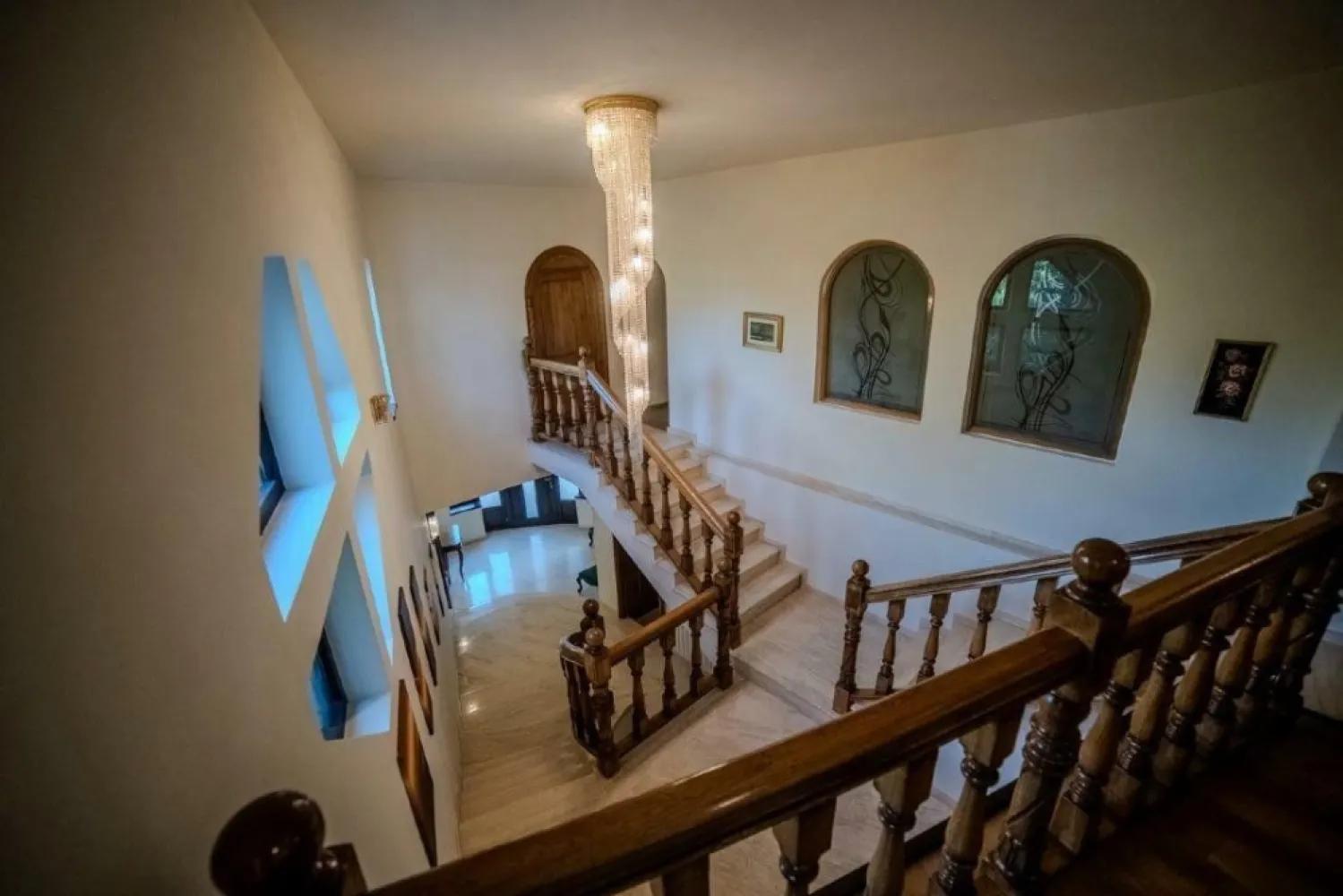 Vilă de excepţie centru Iaşi - Vila de excepţie situată în centrul oraşului Iaşi (Strada Florilor), 10 camere, mobilată, toate utilităţile, 2 garaje cu 3 locuri de parcare, intrare dinspre 2 străzi, saună, bucătărie de vară, centrală termică, aer condiţionat, panouri solare, sistem de irigaţie, etc. 
Vila este locuibilă imediat.