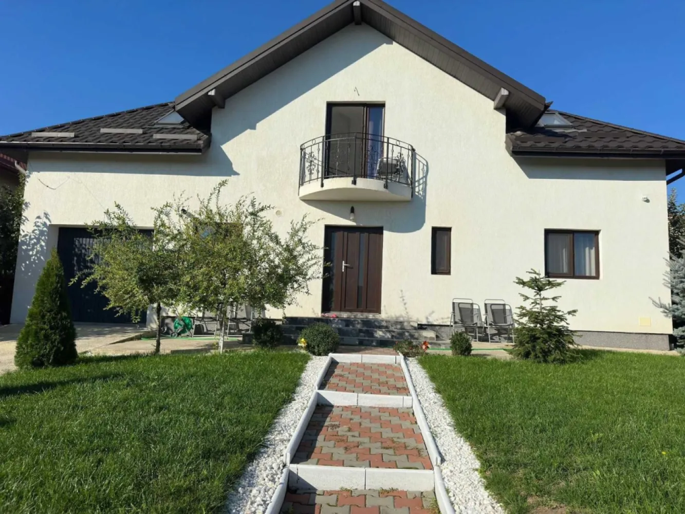 Proprietar Va propun spre vanzare o vila in Iasi, zona Galata - Proprietar Va propun spre vanzare o vila in Iasi, zona Galata Platoul Insorit

Amplasarea este superba, oferindu-va liniste, intimitate si, in acelasi timp, acces usor catre toate zonele de interes.
Magazin DoiPasi,Profi,Sala GYM,Farmacie,Gradinita privata,Lidl.Auchan,in curand si Kaufland toate la 2 min de casa,Statie de autobus spre podul ros la 2 min,Strada asfaltata dispune de toate utilitatile full inclusive iluminat stradal(pe timp de noapte toata curtea este luminata)Vedere panoramica deasupra orasului din balcon.

Constructie: Realizata din stalpi de beton si zidarie portanta, termoizolata la exterior cu polistiren de 15cm,pe toata suprafata acoperisului este izolata cu 2 randuri de vata.
Suprafata utila: 270 mp
Teren: 600 mp
Anul constructiei: 2021
Materiale: Materiale de cea mai buna calitate.
Facilitati: Platforma betonata pentru masina, Garaj geneos cu acces spre casa.

Parter:
Hol
Living
Dormitor
Bucatarie cu acces catre garaj
Garaj cu acces catre un beci de 20mp
Terasa generoasa acoperita si inchisa cu folie tip rulou care se poate ridica vara
Baie

Etaj:
Hol foarte spatios (mini Living)
Dressing spatios
3 dormitoare, dintre care doua cu balcoane separate
Baie

Pod cu scara de acces pentru depozitare diverse

Alte Detalii
Vila se vinde partial mobilata sau Full Mobilata depinde cum vrea cumparatorul.