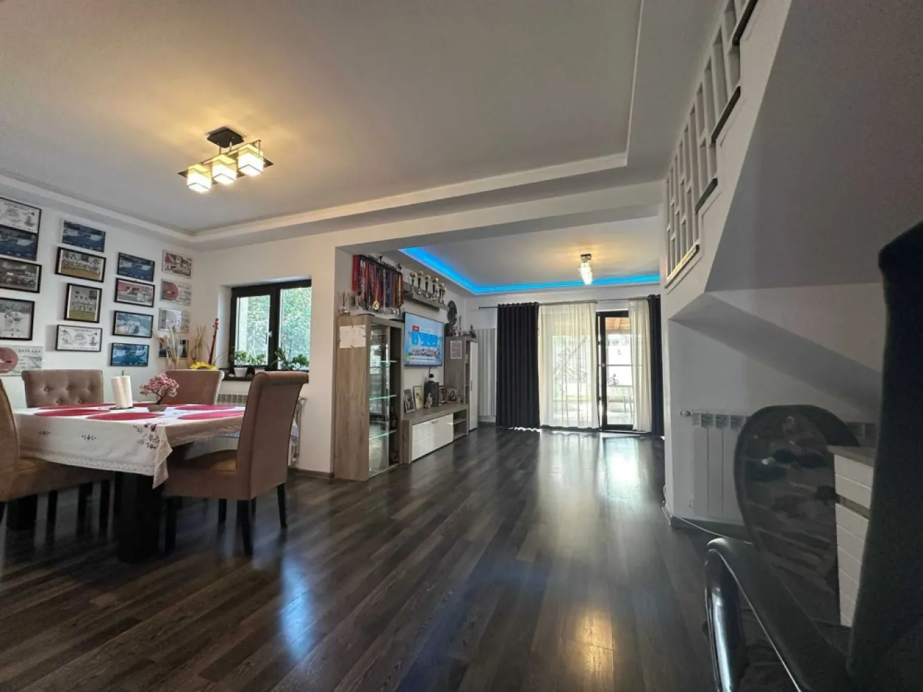Proprietar Va propun spre vanzare o vila in Iasi, zona Galata - Proprietar Va propun spre vanzare o vila in Iasi, zona Galata Platoul Insorit

Amplasarea este superba, oferindu-va liniste, intimitate si, in acelasi timp, acces usor catre toate zonele de interes.
Magazin DoiPasi,Profi,Sala GYM,Farmacie,Gradinita privata,Lidl.Auchan,in curand si Kaufland toate la 2 min de casa,Statie de autobus spre podul ros la 2 min,Strada asfaltata dispune de toate utilitatile full inclusive iluminat stradal(pe timp de noapte toata curtea este luminata)Vedere panoramica deasupra orasului din balcon.

Constructie: Realizata din stalpi de beton si zidarie portanta, termoizolata la exterior cu polistiren de 15cm,pe toata suprafata acoperisului este izolata cu 2 randuri de vata.
Suprafata utila: 270 mp
Teren: 600 mp
Anul constructiei: 2021
Materiale: Materiale de cea mai buna calitate.
Facilitati: Platforma betonata pentru masina, Garaj geneos cu acces spre casa.

Parter:
Hol
Living
Dormitor
Bucatarie cu acces catre garaj
Garaj cu acces catre un beci de 20mp
Terasa generoasa acoperita si inchisa cu folie tip rulou care se poate ridica vara
Baie

Etaj:
Hol foarte spatios (mini Living)
Dressing spatios
3 dormitoare, dintre care doua cu balcoane separate
Baie

Pod cu scara de acces pentru depozitare diverse

Alte Detalii
Vila se vinde partial mobilata sau Full Mobilata depinde cum vrea cumparatorul.