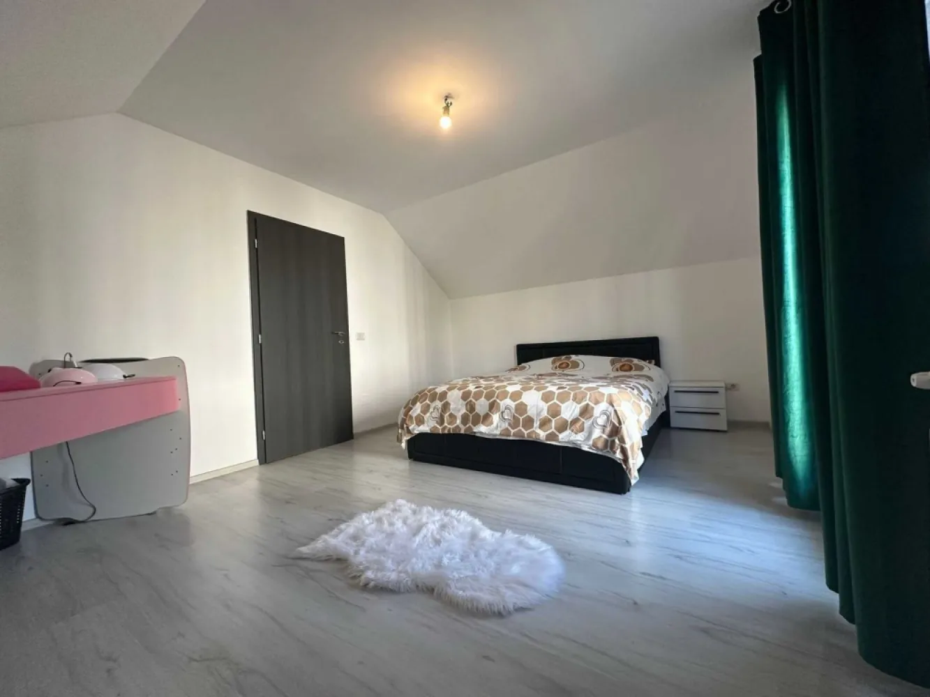 Proprietar Va propun spre vanzare o vila in Iasi, zona Galata - Proprietar Va propun spre vanzare o vila in Iasi, zona Galata Platoul Insorit

Amplasarea este superba, oferindu-va liniste, intimitate si, in acelasi timp, acces usor catre toate zonele de interes.
Magazin DoiPasi,Profi,Sala GYM,Farmacie,Gradinita privata,Lidl.Auchan,in curand si Kaufland toate la 2 min de casa,Statie de autobus spre podul ros la 2 min,Strada asfaltata dispune de toate utilitatile full inclusive iluminat stradal(pe timp de noapte toata curtea este luminata)Vedere panoramica deasupra orasului din balcon.

Constructie: Realizata din stalpi de beton si zidarie portanta, termoizolata la exterior cu polistiren de 15cm,pe toata suprafata acoperisului este izolata cu 2 randuri de vata.
Suprafata utila: 270 mp
Teren: 600 mp
Anul constructiei: 2021
Materiale: Materiale de cea mai buna calitate.
Facilitati: Platforma betonata pentru masina, Garaj geneos cu acces spre casa.

Parter:
Hol
Living
Dormitor
Bucatarie cu acces catre garaj
Garaj cu acces catre un beci de 20mp
Terasa generoasa acoperita si inchisa cu folie tip rulou care se poate ridica vara
Baie

Etaj:
Hol foarte spatios (mini Living)
Dressing spatios
3 dormitoare, dintre care doua cu balcoane separate
Baie

Pod cu scara de acces pentru depozitare diverse

Alte Detalii
Vila se vinde partial mobilata sau Full Mobilata depinde cum vrea cumparatorul.