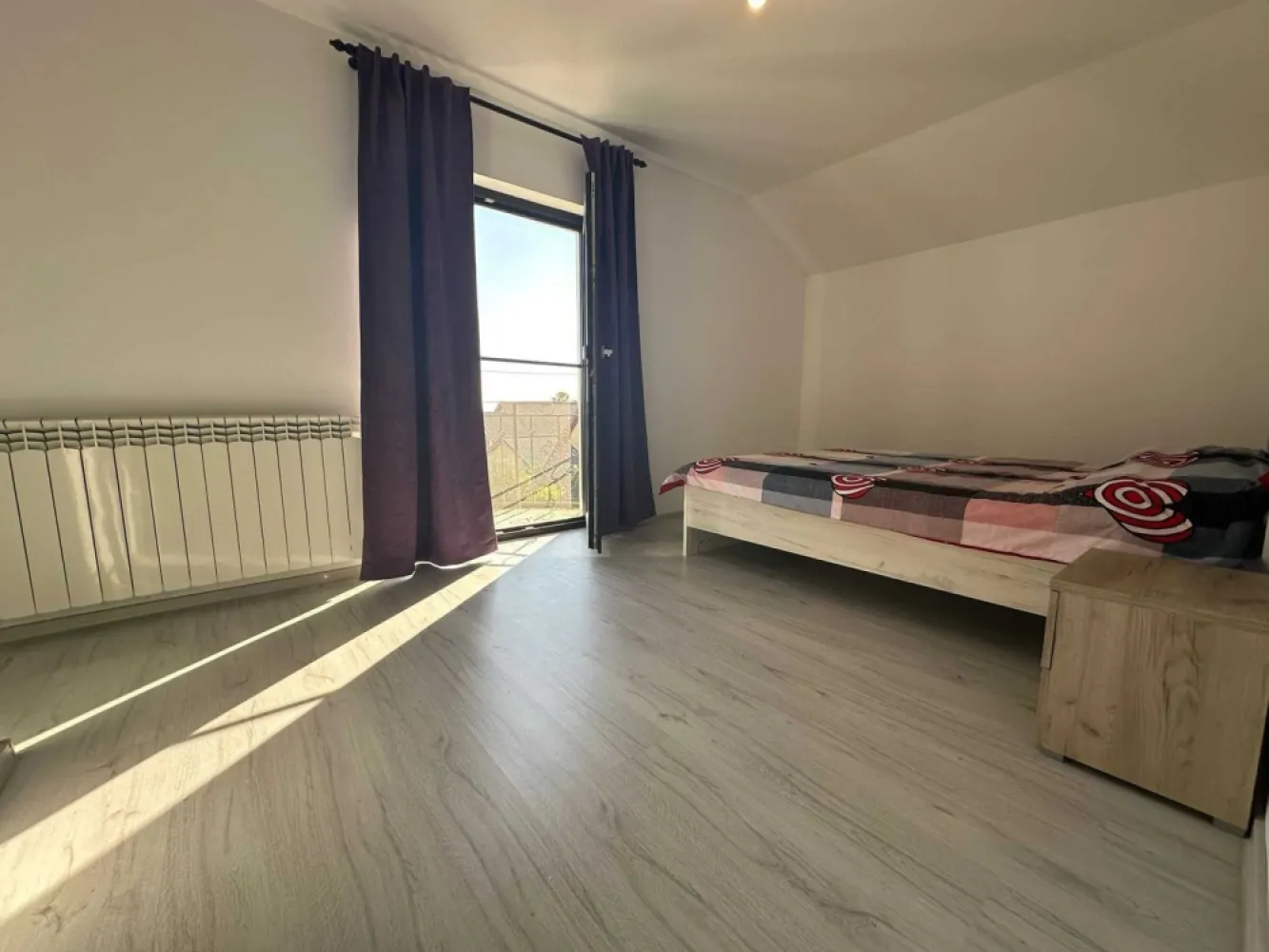 Proprietar Va propun spre vanzare o vila in Iasi, zona Galata - Proprietar Va propun spre vanzare o vila in Iasi, zona Galata Platoul Insorit

Amplasarea este superba, oferindu-va liniste, intimitate si, in acelasi timp, acces usor catre toate zonele de interes.
Magazin DoiPasi,Profi,Sala GYM,Farmacie,Gradinita privata,Lidl.Auchan,in curand si Kaufland toate la 2 min de casa,Statie de autobus spre podul ros la 2 min,Strada asfaltata dispune de toate utilitatile full inclusive iluminat stradal(pe timp de noapte toata curtea este luminata)Vedere panoramica deasupra orasului din balcon.

Constructie: Realizata din stalpi de beton si zidarie portanta, termoizolata la exterior cu polistiren de 15cm,pe toata suprafata acoperisului este izolata cu 2 randuri de vata.
Suprafata utila: 270 mp
Teren: 600 mp
Anul constructiei: 2021
Materiale: Materiale de cea mai buna calitate.
Facilitati: Platforma betonata pentru masina, Garaj geneos cu acces spre casa.

Parter:
Hol
Living
Dormitor
Bucatarie cu acces catre garaj
Garaj cu acces catre un beci de 20mp
Terasa generoasa acoperita si inchisa cu folie tip rulou care se poate ridica vara
Baie

Etaj:
Hol foarte spatios (mini Living)
Dressing spatios
3 dormitoare, dintre care doua cu balcoane separate
Baie

Pod cu scara de acces pentru depozitare diverse

Alte Detalii
Vila se vinde partial mobilata sau Full Mobilata depinde cum vrea cumparatorul.