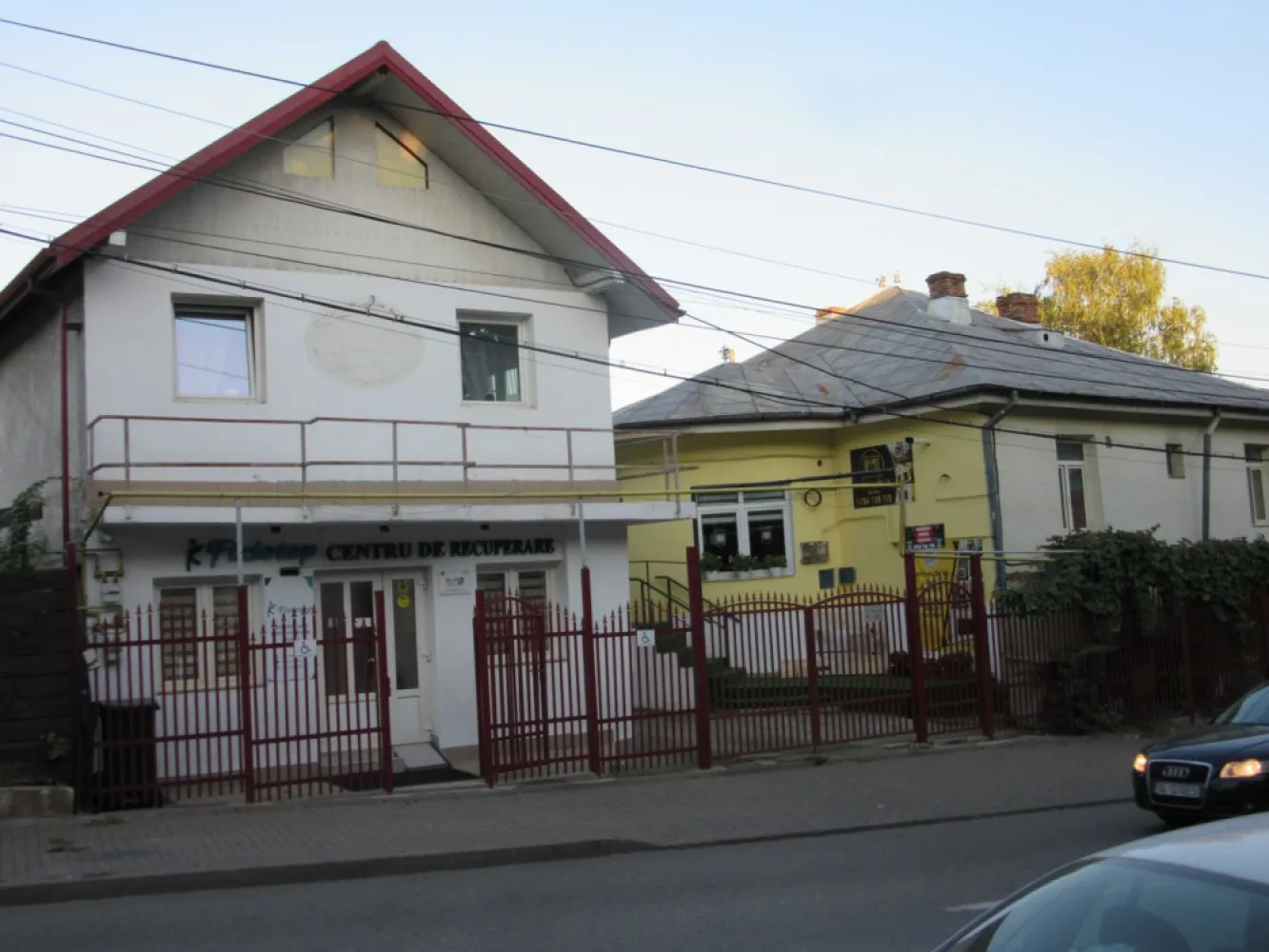 Casa situata in centru, in fata Lic. Economic nr. 1 - Propietate compusa din trei case (poza 5). Cladirea C1 intabulata ca spatiu comercial momentan inchiriata se poate prelua contractele...Cladirea C2 intabulata ca spatiu comercial. 
Cladirea C3 intabulata ca spatiu comercial cu o terasa de 120mp cu posibilitate de construire un etaj.Deschidere la str Sararie plan principal 30 m