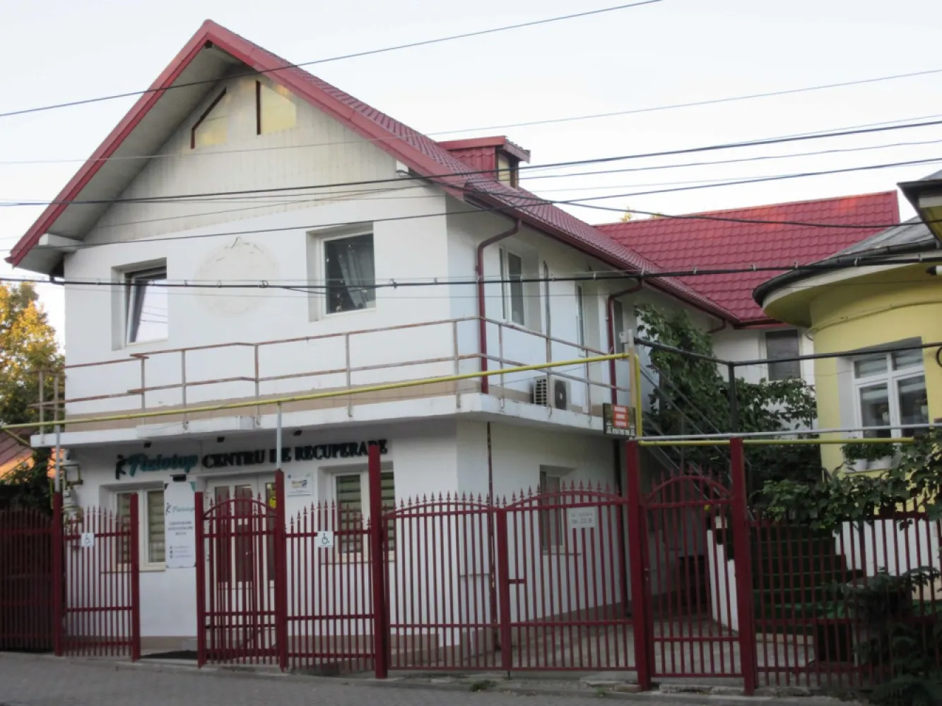 Casa situata in centru, in fata Lic. Economic nr. 1 - Propietate compusa din trei case (poza 5). Cladirea C1 intabulata ca spatiu comercial momentan inchiriata se poate prelua contractele...Cladirea C2 intabulata ca spatiu comercial. 
Cladirea C3 intabulata ca spatiu comercial cu o terasa de 120mp cu posibilitate de construire un etaj.Deschidere la str Sararie plan principal 30 m