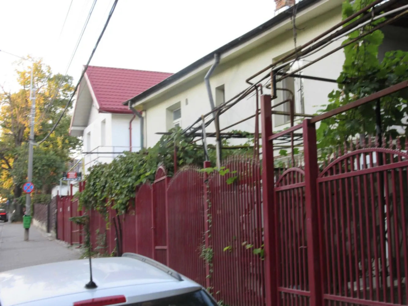 Casa situata in centru, in fata Lic. Economic nr. 1 - Propietate compusa din trei case (poza 5). Cladirea C1 intabulata ca spatiu comercial momentan inchiriata se poate prelua contractele...Cladirea C2 intabulata ca spatiu comercial. 
Cladirea C3 intabulata ca spatiu comercial cu o terasa de 120mp cu posibilitate de construire un etaj.Deschidere la str Sararie plan principal 30 m