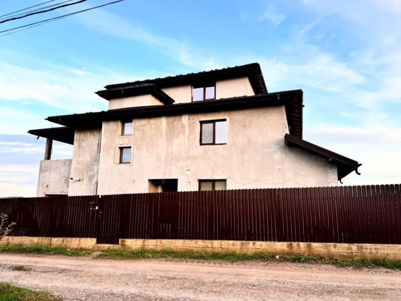 Vand vila Breazu,persoana fizica - Vand casa P+1E+M cu suprafata utila de 308,52mp, compusa din parter:garaj, 2 holuri, living cu iesire pe terasa, bucatarie cu camara, baie de serviciu, dormitor cu dressing si baie proprie, camera tehnica cu spalator. Etaj: hol generos, 3 camere fiecare cu dressing si baie proprie si o terasa spatioasa. Mansarda de 56mp este necompartimentata. Construita cu atentie si responsabil, casa beneficiaza de structura din benton armat, caramida brikston, acoperis cu tigla TonMir cu parazapezi si folie anticondens, termoizolatie de 10cm. Tamplaria este Gealan cu 5 camere si 3 randuri de sticla. Gresie si faianta portelanata, obiecte sanitare de calitate. Curtea amenajata cu alei betonate si 4 locuri de parcare. 
Casa se vinde la pretul de 1500 euro/mp cu 617mp teren sau 1650 euro/mp cu 1234 mp teren.