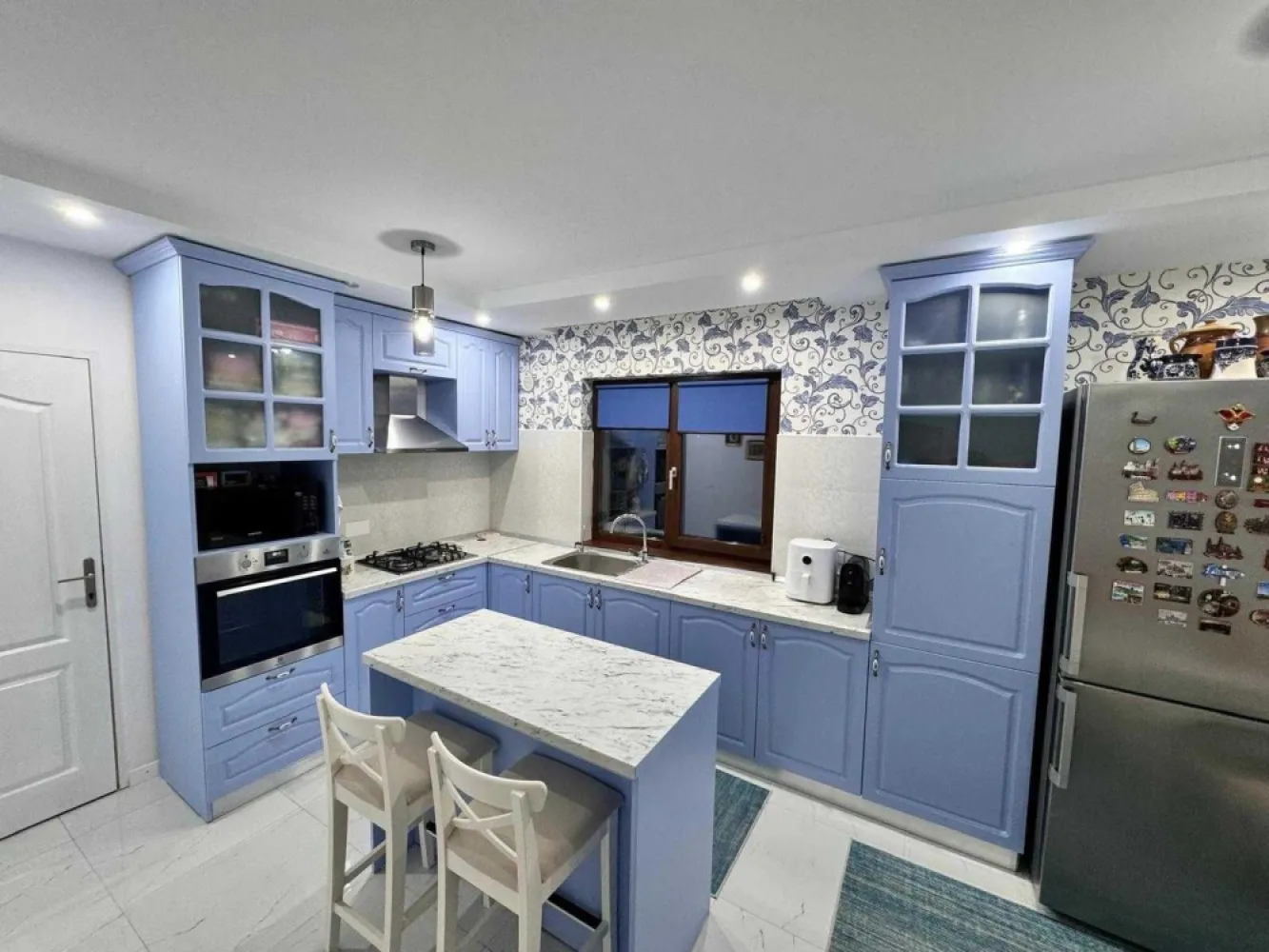 Vand vila Breazu,persoana fizica - Vand casa P+1E+M cu suprafata utila de 308,52mp, compusa din parter:garaj, 2 holuri, living cu iesire pe terasa, bucatarie cu camara, baie de serviciu, dormitor cu dressing si baie proprie, camera tehnica cu spalator. Etaj: hol generos, 3 camere fiecare cu dressing si baie proprie si o terasa spatioasa. Mansarda de 56mp este necompartimentata. Construita cu atentie si responsabil, casa beneficiaza de structura din benton armat, caramida brikston, acoperis cu tigla TonMir cu parazapezi si folie anticondens, termoizolatie de 10cm. Tamplaria este Gealan cu 5 camere si 3 randuri de sticla. Gresie si faianta portelanata, obiecte sanitare de calitate. Curtea amenajata cu alei betonate si 4 locuri de parcare. 
Casa se vinde la pretul de 1500 euro/mp cu 617mp teren sau 1650 euro/mp cu 1234 mp teren.