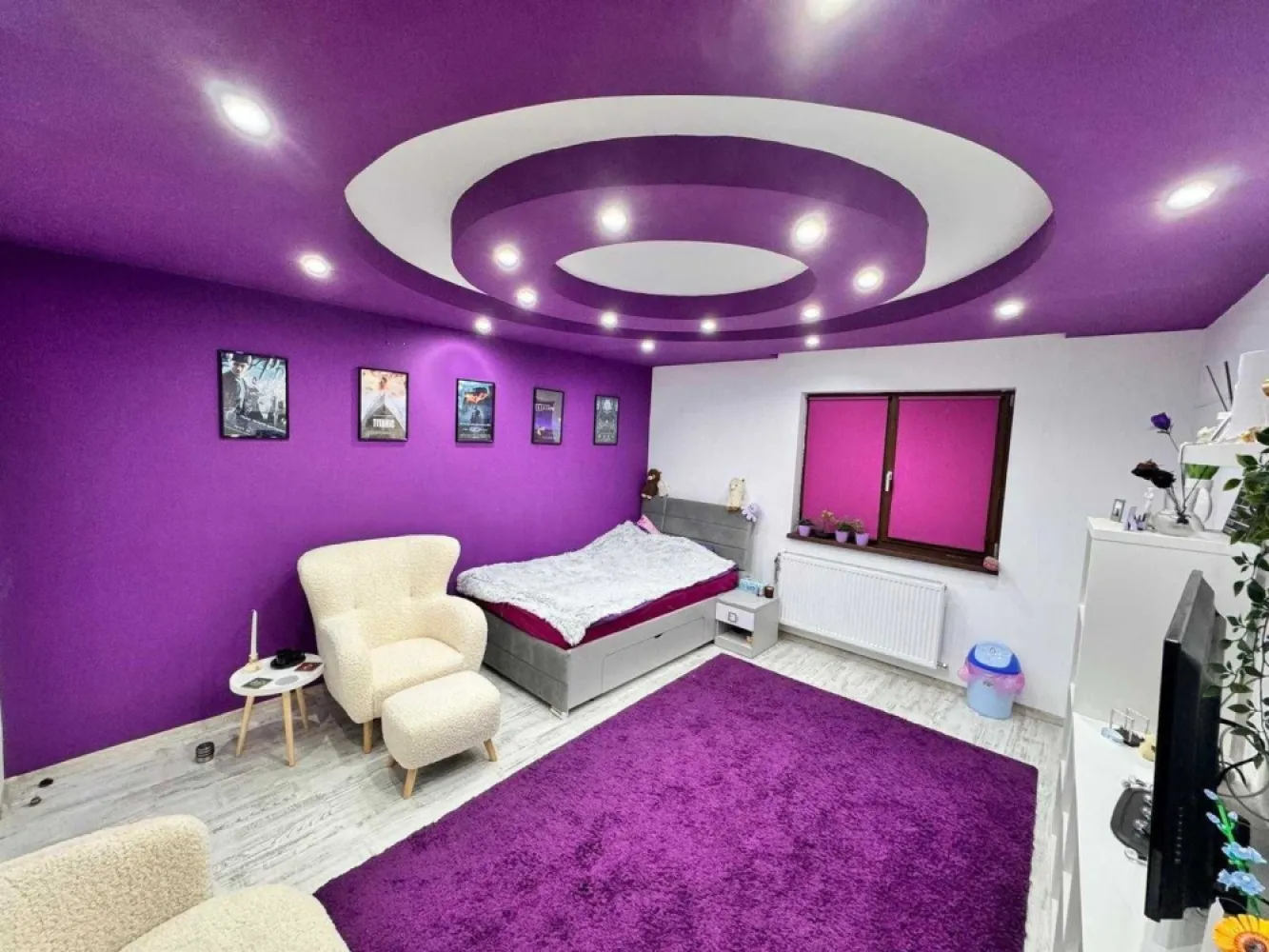 Vand vila Breazu,persoana fizica - Vand casa P+1E+M cu suprafata utila de 308,52mp, compusa din parter:garaj, 2 holuri, living cu iesire pe terasa, bucatarie cu camara, baie de serviciu, dormitor cu dressing si baie proprie, camera tehnica cu spalator. Etaj: hol generos, 3 camere fiecare cu dressing si baie proprie si o terasa spatioasa. Mansarda de 56mp este necompartimentata. Construita cu atentie si responsabil, casa beneficiaza de structura din benton armat, caramida brikston, acoperis cu tigla TonMir cu parazapezi si folie anticondens, termoizolatie de 10cm. Tamplaria este Gealan cu 5 camere si 3 randuri de sticla. Gresie si faianta portelanata, obiecte sanitare de calitate. Curtea amenajata cu alei betonate si 4 locuri de parcare. 
Casa se vinde la pretul de 1500 euro/mp cu 617mp teren sau 1650 euro/mp cu 1234 mp teren.