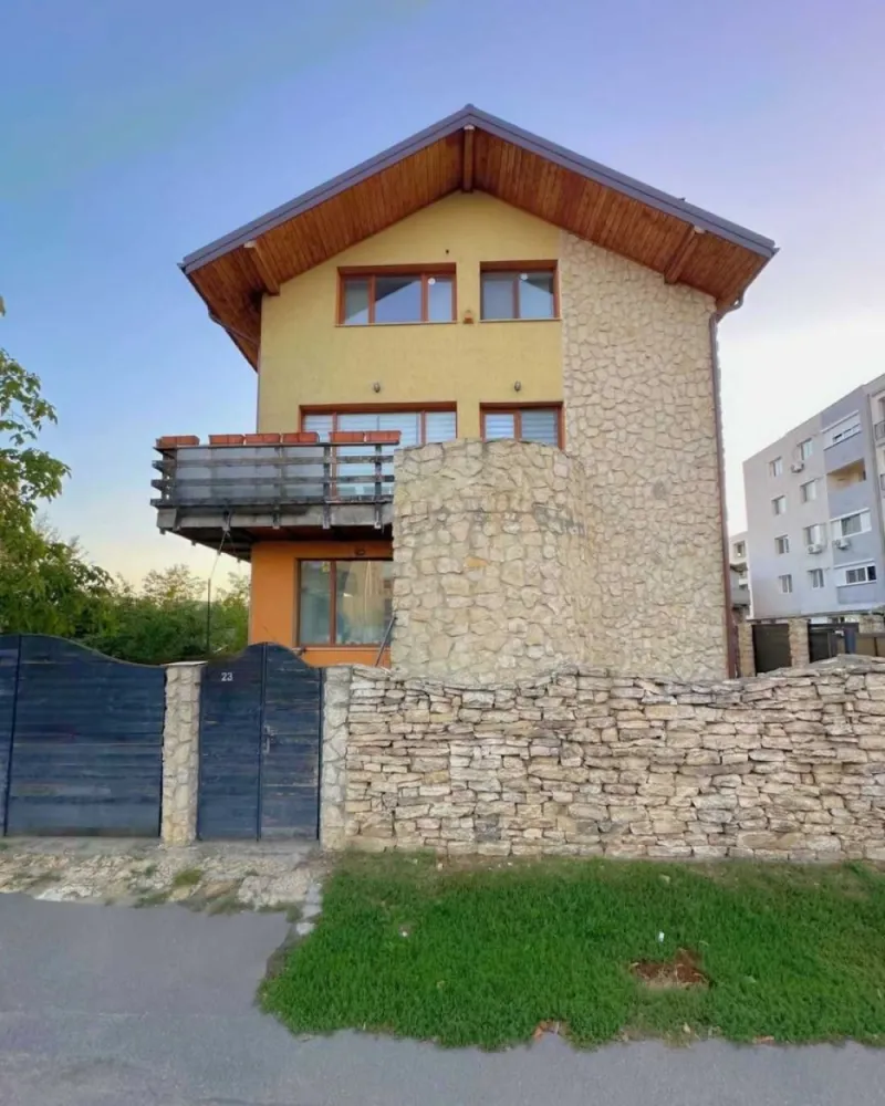 Vilă în Nordul Bucureștiului - Oportunitate excepțională de investiție:

Situată pe Șos. București-Târgoviște, nr. 23, această vilă spațioasă de 350 mp utili oferă o oportunitate excelentă de investiție imobiliară într-o zonă în plină dezvoltare atât rezidențial cât și economic. Cu un teren total de 550 mp, care include o curte de 400 mp, proprietatea este ideală pentru diverse utilizări comerciale, cum ar fi spații de birouri, o grădiniță, un centru after-school, un birou notarial și multe altele, dar poate fi folosită și în scopuri rezidențiale.

Construită în 2007, vila are o dispunere open-space pe patru niveluri: demisol, parter, etaj și mansardă, oferind flexibilitate pentru personalizare.

Dispune de toate utilitățile esențiale: apă, gaz, electricitate și canalizare

Situată la doar 2 minute de stația de metrou Străulești, proprietatea oferă acces facil la rețeaua de transport public din București.