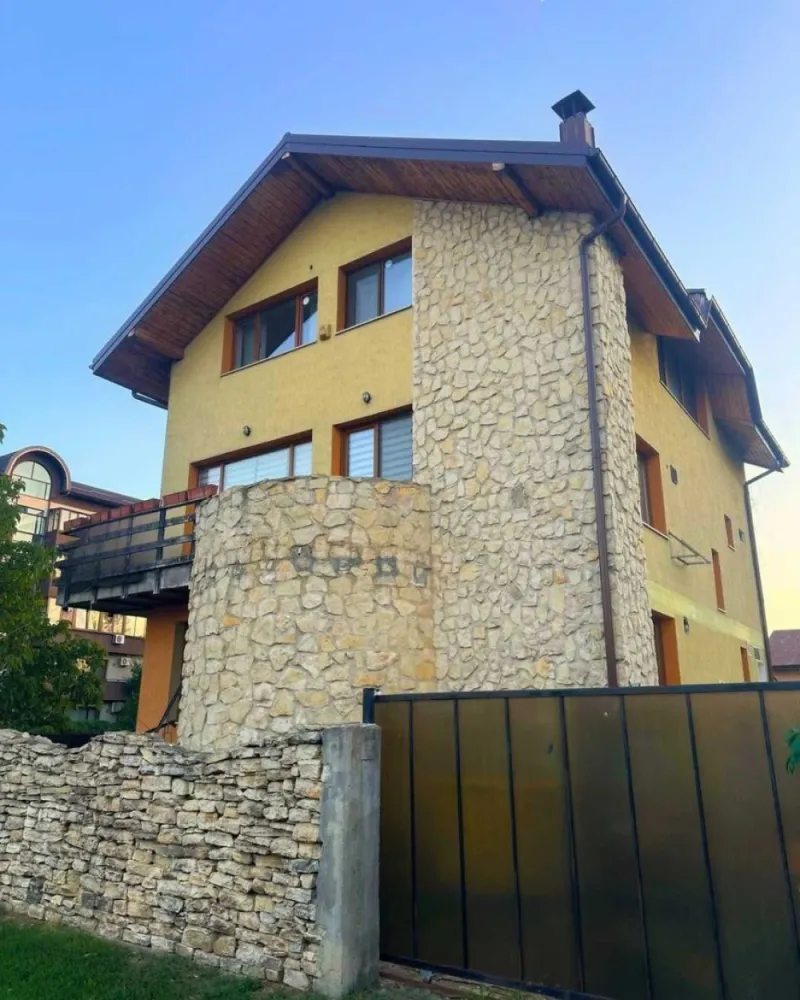 Vilă în Nordul Bucureștiului - Oportunitate excepțională de investiție:

Situată pe Șos. București-Târgoviște, nr. 23, această vilă spațioasă de 350 mp utili oferă o oportunitate excelentă de investiție imobiliară într-o zonă în plină dezvoltare atât rezidențial cât și economic. Cu un teren total de 550 mp, care include o curte de 400 mp, proprietatea este ideală pentru diverse utilizări comerciale, cum ar fi spații de birouri, o grădiniță, un centru after-school, un birou notarial și multe altele, dar poate fi folosită și în scopuri rezidențiale.

Construită în 2007, vila are o dispunere open-space pe patru niveluri: demisol, parter, etaj și mansardă, oferind flexibilitate pentru personalizare.

Dispune de toate utilitățile esențiale: apă, gaz, electricitate și canalizare

Situată la doar 2 minute de stația de metrou Străulești, proprietatea oferă acces facil la rețeaua de transport public din București.