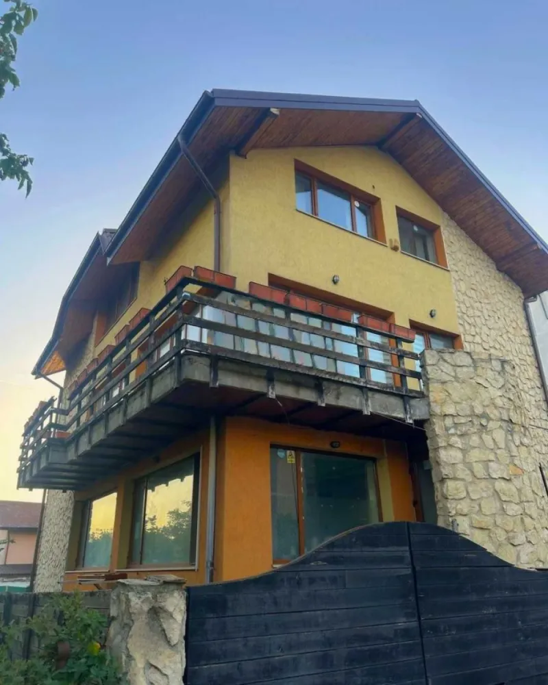 Vilă în Nordul Bucureștiului - Oportunitate excepțională de investiție:

Situată pe Șos. București-Târgoviște, nr. 23, această vilă spațioasă de 350 mp utili oferă o oportunitate excelentă de investiție imobiliară într-o zonă în plină dezvoltare atât rezidențial cât și economic. Cu un teren total de 550 mp, care include o curte de 400 mp, proprietatea este ideală pentru diverse utilizări comerciale, cum ar fi spații de birouri, o grădiniță, un centru after-school, un birou notarial și multe altele, dar poate fi folosită și în scopuri rezidențiale.

Construită în 2007, vila are o dispunere open-space pe patru niveluri: demisol, parter, etaj și mansardă, oferind flexibilitate pentru personalizare.

Dispune de toate utilitățile esențiale: apă, gaz, electricitate și canalizare

Situată la doar 2 minute de stația de metrou Străulești, proprietatea oferă acces facil la rețeaua de transport public din București.