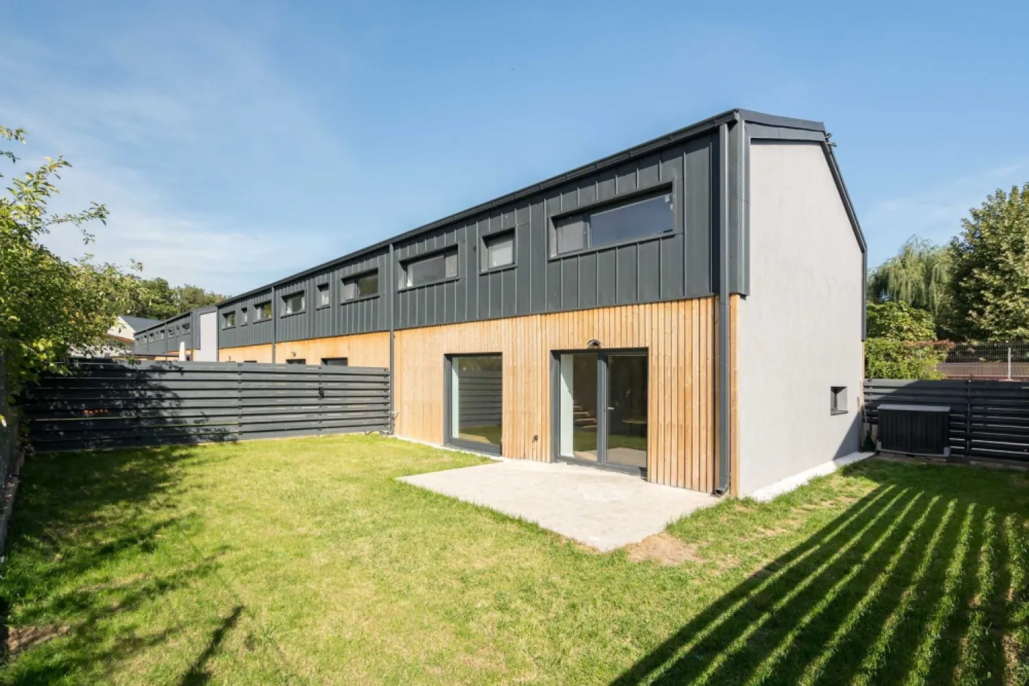 Casa 7 Hambar44,casa pasiva,pompa caldura geoter,3 locuri parcare - Casa 7 a fost concepută încă de la demararea complexului Hambar44 cu mare atenție la detalii, aceasta fiind păstrată special pentru noi. Deși nu am locuit niciodată aici, am ales această casă datorită grădinii sale private, care se îmbină perfect cu livada vecinilor. Un nou proiect ne-a condus pe un alt drum, și acum dorim să oferim altcuiva oportunitatea de a transforma această casă în căminul său. 

Dotări și caracteristici: 
-Pompă de caldură fabricată în Suedia marca CTC 410(10kw) sol-apă pentru încălzire/răcire + apă caldă - protejează mediul înconjurător, 100% ecofriendly
-Eliminarea punţilor termice constructive folosind 20cm de polistiren EPS150 şi 15cm
spumă poliuretanică cu celulă închisă plus un acoperiş izolat cu 30cm de vată
-Încălzire prin pardoseală şi sistem de ventilaţie, plus răcire prin ventiloconvector, ambele fiind fabricate in Italia
-Geamuri cu montaj special pt protecţie termică -Salamander Window & Door
SystemsBluEvolution 92, şi uşă de acces importata din Suedia
-Acoperiş ventilat şi fără grija condensului - covor de ventilaţie Delta trela & tabla
Novatik Romania
-Faţadă ventilată, unică - pin nordic tratat special ce nu necesită îngrijire în timp
Thermowood Oy Lunawood Ltd Finlanda
- Fiecare casă este individuală, are pereţi dubli, plus extra izolaţie fonică Blocktec70
- 7kg/mp - DetailsMedia
- Pregătire pentru panouri fotovoltaice, oferind posibilitatea de a reduce costurile energetice. 
- Finisaje moderne și premium, complet modificate față de cele standard, inclusiv scurgeri în perete pentru dușuri și WC-uri suspendate. 
- Iluminat special pentru scări, aducând un plus de estetică.

Beneficiile comunității Hambar44: 
- Piscină și loc de relaxare. 
- Community hub amenajat pentru copii și adulți. 
- 3 locuri de parcare, dintre care unul cu priză pentru mașina electrică. 
- Racordare la rețelele publice de curent, apă și canalizare. 
- Acces rapid la mijloacele de transport în comun, cu conexiune la Gara de Nord/Otopeni în 10 minute. 

Compartimentare: 
- Parter: Living generos (33mp), bucătărie modernă (14mp), hol spațios și grup sanitar dotat cu duș. 
- Etaj:Dormitor matrimonial cu dressing și baie proprie, plus două dormitoare și o baie dotată cu cadă si spatiu pentru masina de spalat+uscator.

Casa 7 oferă un mediu ideal pentru a deveni căminul perfect. Trăiește la standard pasiv și bucură-te de o casă ce nu necesită nicio grijă din partea ta!