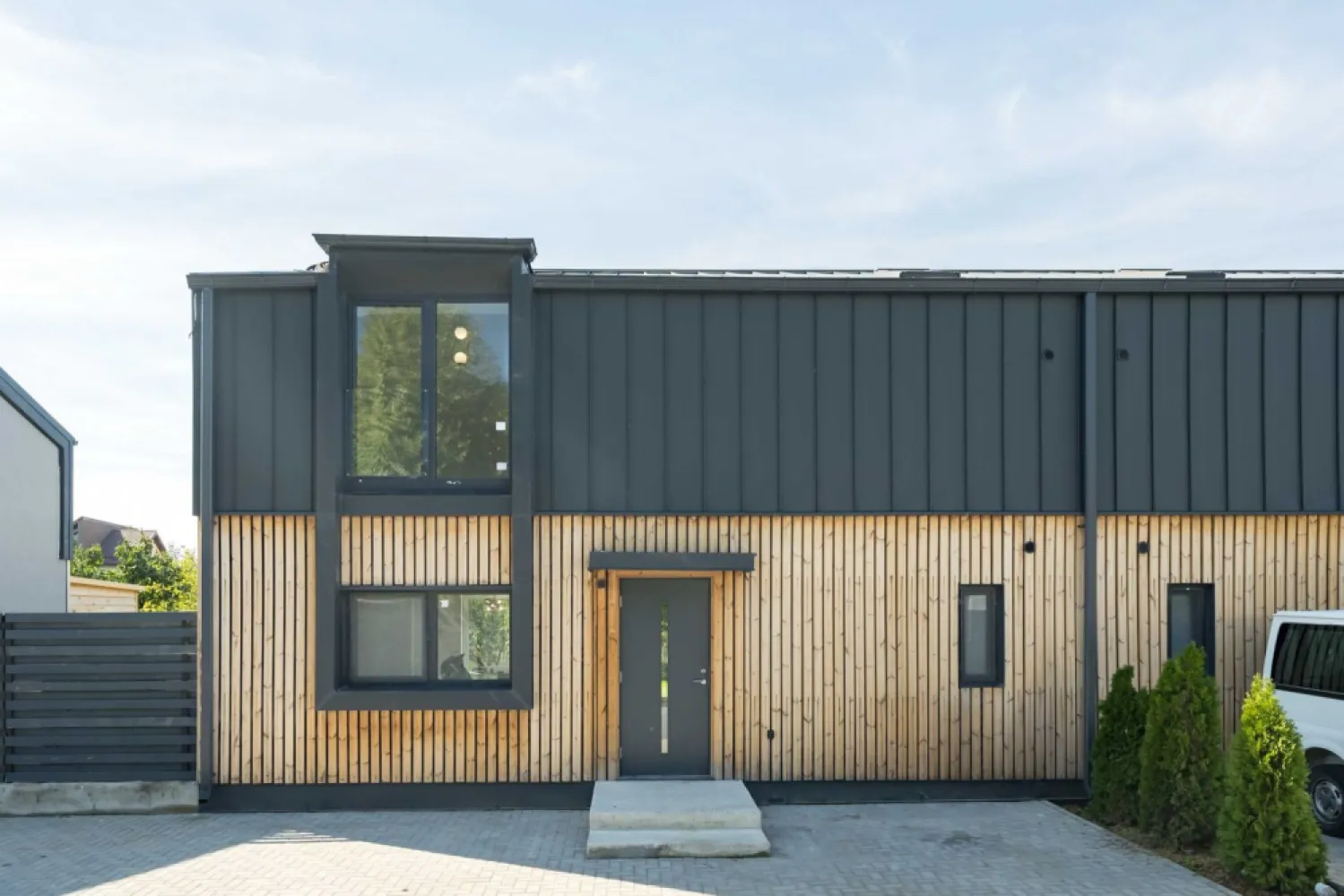 Casa 7 Hambar44,casa pasiva,pompa caldura geoter,3 locuri parcare - Casa 7 a fost concepută încă de la demararea complexului Hambar44 cu mare atenție la detalii, aceasta fiind păstrată special pentru noi. Deși nu am locuit niciodată aici, am ales această casă datorită grădinii sale private, care se îmbină perfect cu livada vecinilor. Un nou proiect ne-a condus pe un alt drum, și acum dorim să oferim altcuiva oportunitatea de a transforma această casă în căminul său. 

Dotări și caracteristici: 
-Pompă de caldură fabricată în Suedia marca CTC 410(10kw) sol-apă pentru încălzire/răcire + apă caldă - protejează mediul înconjurător, 100% ecofriendly
-Eliminarea punţilor termice constructive folosind 20cm de polistiren EPS150 şi 15cm
spumă poliuretanică cu celulă închisă plus un acoperiş izolat cu 30cm de vată
-Încălzire prin pardoseală şi sistem de ventilaţie, plus răcire prin ventiloconvector, ambele fiind fabricate in Italia
-Geamuri cu montaj special pt protecţie termică -Salamander Window & Door
SystemsBluEvolution 92, şi uşă de acces importata din Suedia
-Acoperiş ventilat şi fără grija condensului - covor de ventilaţie Delta trela & tabla
Novatik Romania
-Faţadă ventilată, unică - pin nordic tratat special ce nu necesită îngrijire în timp
Thermowood Oy Lunawood Ltd Finlanda
- Fiecare casă este individuală, are pereţi dubli, plus extra izolaţie fonică Blocktec70
- 7kg/mp - DetailsMedia
- Pregătire pentru panouri fotovoltaice, oferind posibilitatea de a reduce costurile energetice. 
- Finisaje moderne și premium, complet modificate față de cele standard, inclusiv scurgeri în perete pentru dușuri și WC-uri suspendate. 
- Iluminat special pentru scări, aducând un plus de estetică.

Beneficiile comunității Hambar44: 
- Piscină și loc de relaxare. 
- Community hub amenajat pentru copii și adulți. 
- 3 locuri de parcare, dintre care unul cu priză pentru mașina electrică. 
- Racordare la rețelele publice de curent, apă și canalizare. 
- Acces rapid la mijloacele de transport în comun, cu conexiune la Gara de Nord/Otopeni în 10 minute. 

Compartimentare: 
- Parter: Living generos (33mp), bucătărie modernă (14mp), hol spațios și grup sanitar dotat cu duș. 
- Etaj:Dormitor matrimonial cu dressing și baie proprie, plus două dormitoare și o baie dotată cu cadă si spatiu pentru masina de spalat+uscator.

Casa 7 oferă un mediu ideal pentru a deveni căminul perfect. Trăiește la standard pasiv și bucură-te de o casă ce nu necesită nicio grijă din partea ta!
