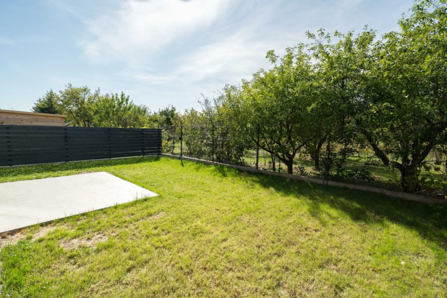 Casa 7 Hambar44,casa pasiva,pompa caldura geoter,3 locuri parcare - Casa 7 a fost concepută încă de la demararea complexului Hambar44 cu mare atenție la detalii, aceasta fiind păstrată special pentru noi. Deși nu am locuit niciodată aici, am ales această casă datorită grădinii sale private, care se îmbină perfect cu livada vecinilor. Un nou proiect ne-a condus pe un alt drum, și acum dorim să oferim altcuiva oportunitatea de a transforma această casă în căminul său. 

Dotări și caracteristici: 
-Pompă de caldură fabricată în Suedia marca CTC 410(10kw) sol-apă pentru încălzire/răcire + apă caldă - protejează mediul înconjurător, 100% ecofriendly
-Eliminarea punţilor termice constructive folosind 20cm de polistiren EPS150 şi 15cm
spumă poliuretanică cu celulă închisă plus un acoperiş izolat cu 30cm de vată
-Încălzire prin pardoseală şi sistem de ventilaţie, plus răcire prin ventiloconvector, ambele fiind fabricate in Italia
-Geamuri cu montaj special pt protecţie termică -Salamander Window & Door
SystemsBluEvolution 92, şi uşă de acces importata din Suedia
-Acoperiş ventilat şi fără grija condensului - covor de ventilaţie Delta trela & tabla
Novatik Romania
-Faţadă ventilată, unică - pin nordic tratat special ce nu necesită îngrijire în timp
Thermowood Oy Lunawood Ltd Finlanda
- Fiecare casă este individuală, are pereţi dubli, plus extra izolaţie fonică Blocktec70
- 7kg/mp - DetailsMedia
- Pregătire pentru panouri fotovoltaice, oferind posibilitatea de a reduce costurile energetice. 
- Finisaje moderne și premium, complet modificate față de cele standard, inclusiv scurgeri în perete pentru dușuri și WC-uri suspendate. 
- Iluminat special pentru scări, aducând un plus de estetică.

Beneficiile comunității Hambar44: 
- Piscină și loc de relaxare. 
- Community hub amenajat pentru copii și adulți. 
- 3 locuri de parcare, dintre care unul cu priză pentru mașina electrică. 
- Racordare la rețelele publice de curent, apă și canalizare. 
- Acces rapid la mijloacele de transport în comun, cu conexiune la Gara de Nord/Otopeni în 10 minute. 

Compartimentare: 
- Parter: Living generos (33mp), bucătărie modernă (14mp), hol spațios și grup sanitar dotat cu duș. 
- Etaj:Dormitor matrimonial cu dressing și baie proprie, plus două dormitoare și o baie dotată cu cadă si spatiu pentru masina de spalat+uscator.

Casa 7 oferă un mediu ideal pentru a deveni căminul perfect. Trăiește la standard pasiv și bucură-te de o casă ce nu necesită nicio grijă din partea ta!