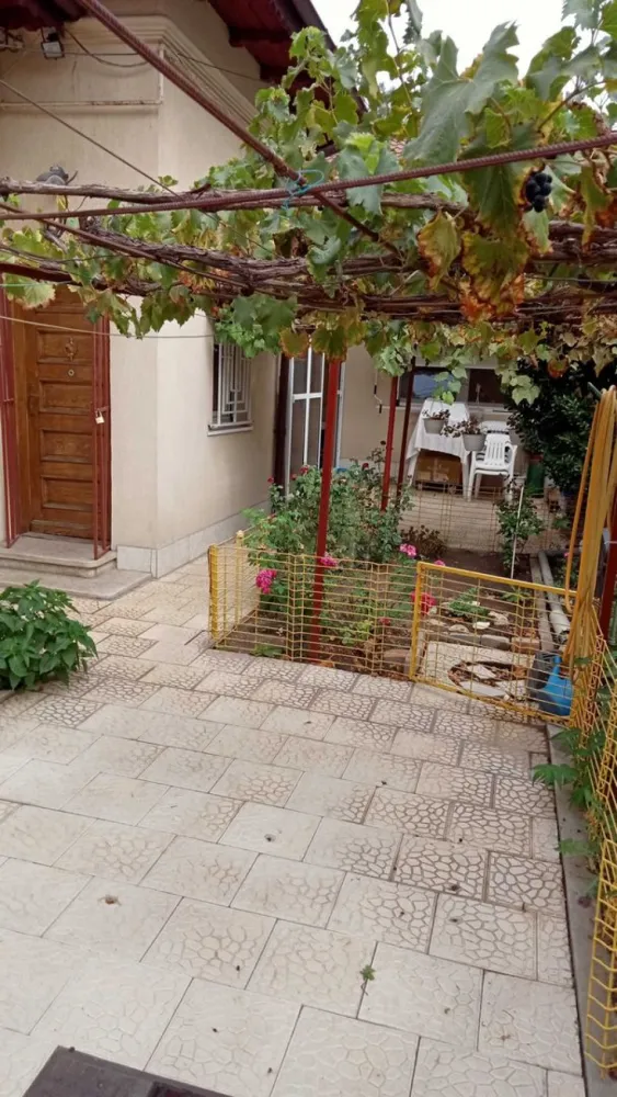 CASA de vanzare zona DOMENII - P-ta CHiBRIT - Vand casa la curte 96/160 mp. , zona Domrnii - Pta Chibrit. sect.1 
Proprietatea are 3 camere , o baie , un grup sanitar , bucatarie , 2 holuri la cele 2 intrari , 
pod inalt si pivnita .
Casa se vinde mobilata sau nemobilata.
Colaborez cu Agentii dar fara comision.
