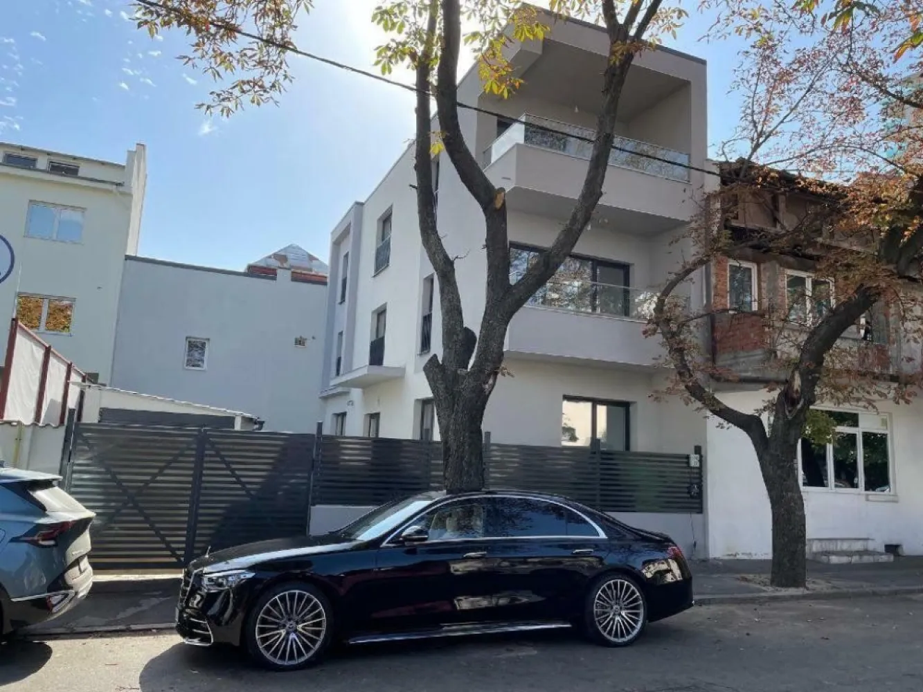 Vila de vanzare - Direct proprietar! 

Atunci cand privesti spre viitor iti doresti ca stilul tau de viata sa fie proiectat intr-un mediu cat mai natural, aerisit, inclinat spre confort si elganta. Te invitam sa descoperi ambientul unei vile de lux construita in anul 2024, cu materiale premium situata la 2 minute pietonal de Parcul Circului , in imediata vecinatate a bulevardelor Lacul Tei, Barbu Vacarescu, sos. Stefan cel Mare, pe o strada cu sens unic avand acces usor catre toate zonele Capitalei

Imobilul este edificat ca locuinta unifamiliala, insa poate avea si utiliatea de clinica, birouri, sediu firma, etc 

Constcutie 2024, materiale premum, finisaje de lux .

Camera tehnica (subsol)