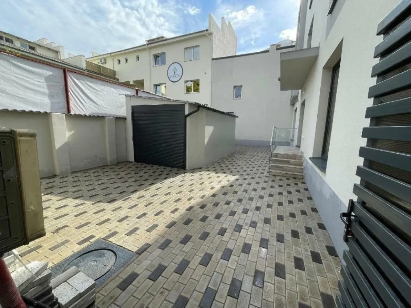 Vila de vanzare - Direct proprietar! 

Atunci cand privesti spre viitor iti doresti ca stilul tau de viata sa fie proiectat intr-un mediu cat mai natural, aerisit, inclinat spre confort si elganta. Te invitam sa descoperi ambientul unei vile de lux construita in anul 2024, cu materiale premium situata la 2 minute pietonal de Parcul Circului , in imediata vecinatate a bulevardelor Lacul Tei, Barbu Vacarescu, sos. Stefan cel Mare, pe o strada cu sens unic avand acces usor catre toate zonele Capitalei

Imobilul este edificat ca locuinta unifamiliala, insa poate avea si utiliatea de clinica, birouri, sediu firma, etc 

Constcutie 2024, materiale premum, finisaje de lux .

Camera tehnica (subsol)