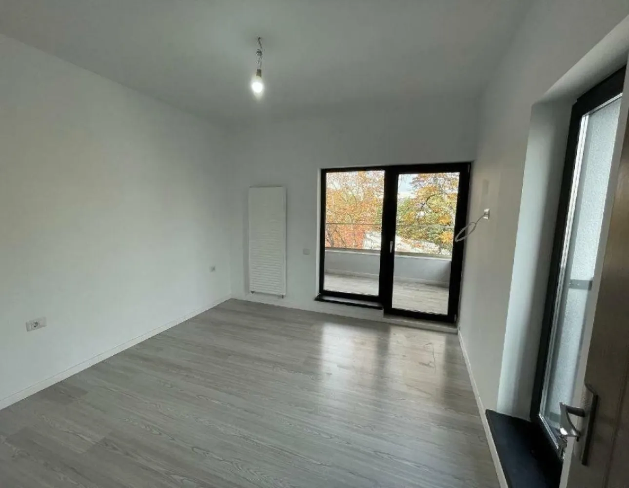 Vila de vanzare - Direct proprietar! 

Atunci cand privesti spre viitor iti doresti ca stilul tau de viata sa fie proiectat intr-un mediu cat mai natural, aerisit, inclinat spre confort si elganta. Te invitam sa descoperi ambientul unei vile de lux construita in anul 2024, cu materiale premium situata la 2 minute pietonal de Parcul Circului , in imediata vecinatate a bulevardelor Lacul Tei, Barbu Vacarescu, sos. Stefan cel Mare, pe o strada cu sens unic avand acces usor catre toate zonele Capitalei

Imobilul este edificat ca locuinta unifamiliala, insa poate avea si utiliatea de clinica, birouri, sediu firma, etc 

Constcutie 2024, materiale premum, finisaje de lux .

Camera tehnica (subsol)