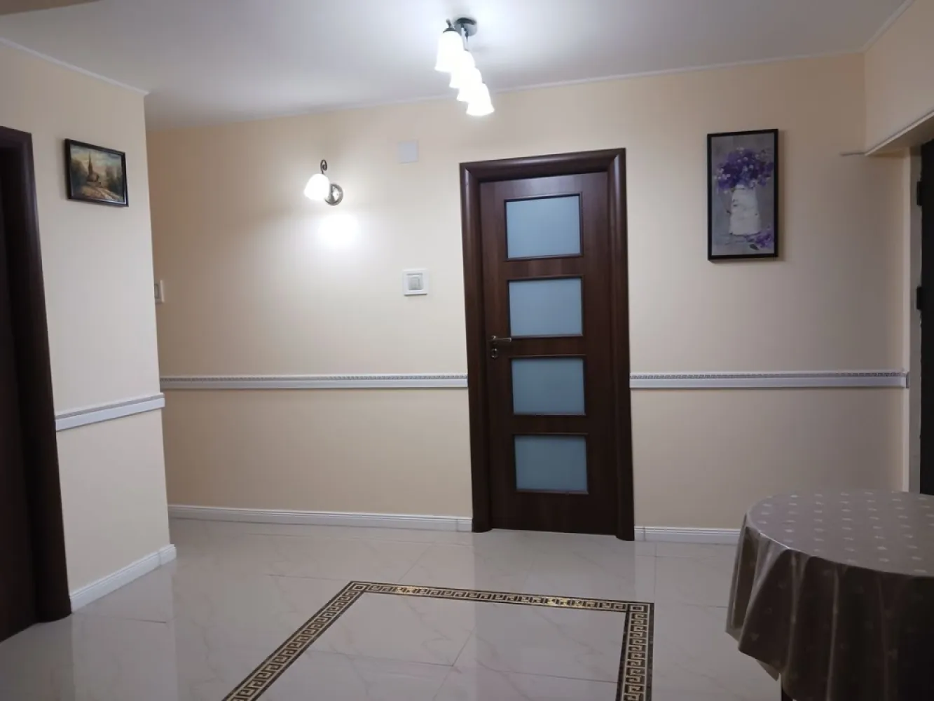 Brancoveanu metrou Bucuresti - Particular vand vila P+2 Brancoveanu, suprafata utila 250 mp, living+5 camere, 3 bai, 2 bucatarii, terasa, 4 balcoane, camara, garaj, teren 361 mp, cadastru, intabulare, rol fiscal, pret 430.000 Euro