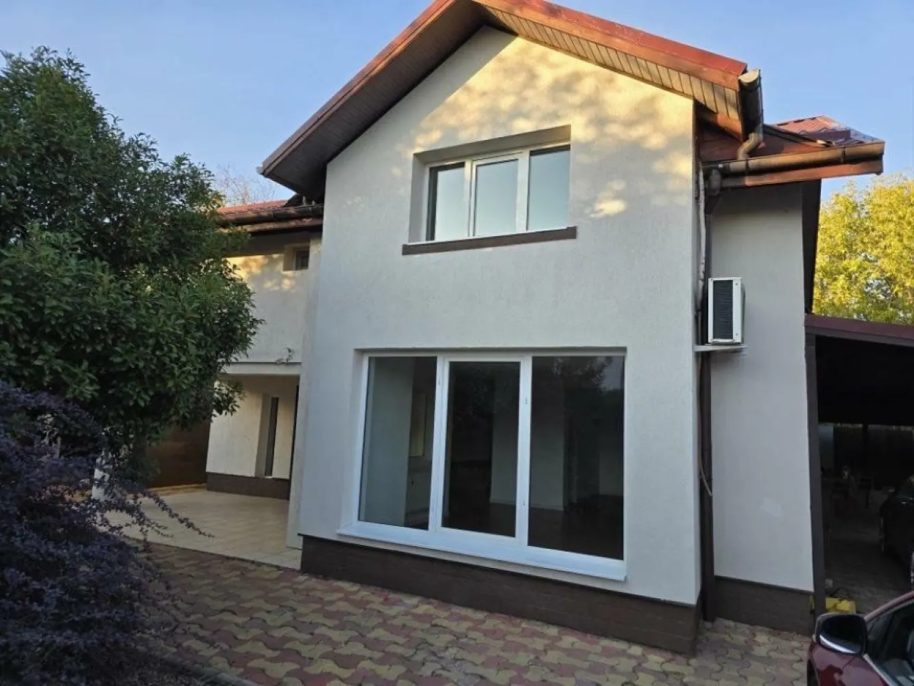 Casa individuala sector 5, strada dantelei, 500 m2 curte - Casă în Sector 5, Strada Dantelei, Imobil individual, curte 500m2, drum de servitute, toate utilitatile. 
Descoperiţi această locuinţă superbă situată pe Strada Dantelei din sectorul 5, o adevărată oază de linişte şi confort. Această casă bine construită oferă un spaţiu generos şi funcţional pentru întreaga familie.

Caracteristici principale:

Suprafaţă: 200 mp utili
Camere: 4 dormitoare + living spaţios
Bai: 2 
Curte: Generoasă, perfectă pentru relaxare şi activităţi în aer liber, 

Locaţie: Departe de traficul aglomerat, dar aproape de toate facilităţile urbane esenţiale
Detalii suplimentare:

Dormitoare: Spaţioase şi luminoase, fiecare cu acces facil la băi moderne şi bine echipate.
Living: Mare şi primitor, ideal pentru momentele de relaxare în familie sau pentru a primi oaspeţi.

Curte: Perfectă pentru activităţi de familie, grătar sau pur şi simplu pentru a te bucura de aer liber.
2 Terase 
Avantaje:

Accesibilitate: Aproape de şcoli, supermarketuri, parcuri şi mijloace de transport în comun.
Zona: Liniştită, ferită de agitaţia şi zgomotul urban, oferind totuşi acces rapid la facilităţile necesare traiului cotidian.
Construcţie: Materiale de calitate şi finisaje moderne, oferind confort şi siguranţă.
Această casă este alegerea perfectă pentru cei care caută un cămin liniştit, bine poziţionat şi dotat cu toate facilităţile necesare unui trai urban modern. Nu rataţi ocazia de a vă muta în această proprietate deosebită!