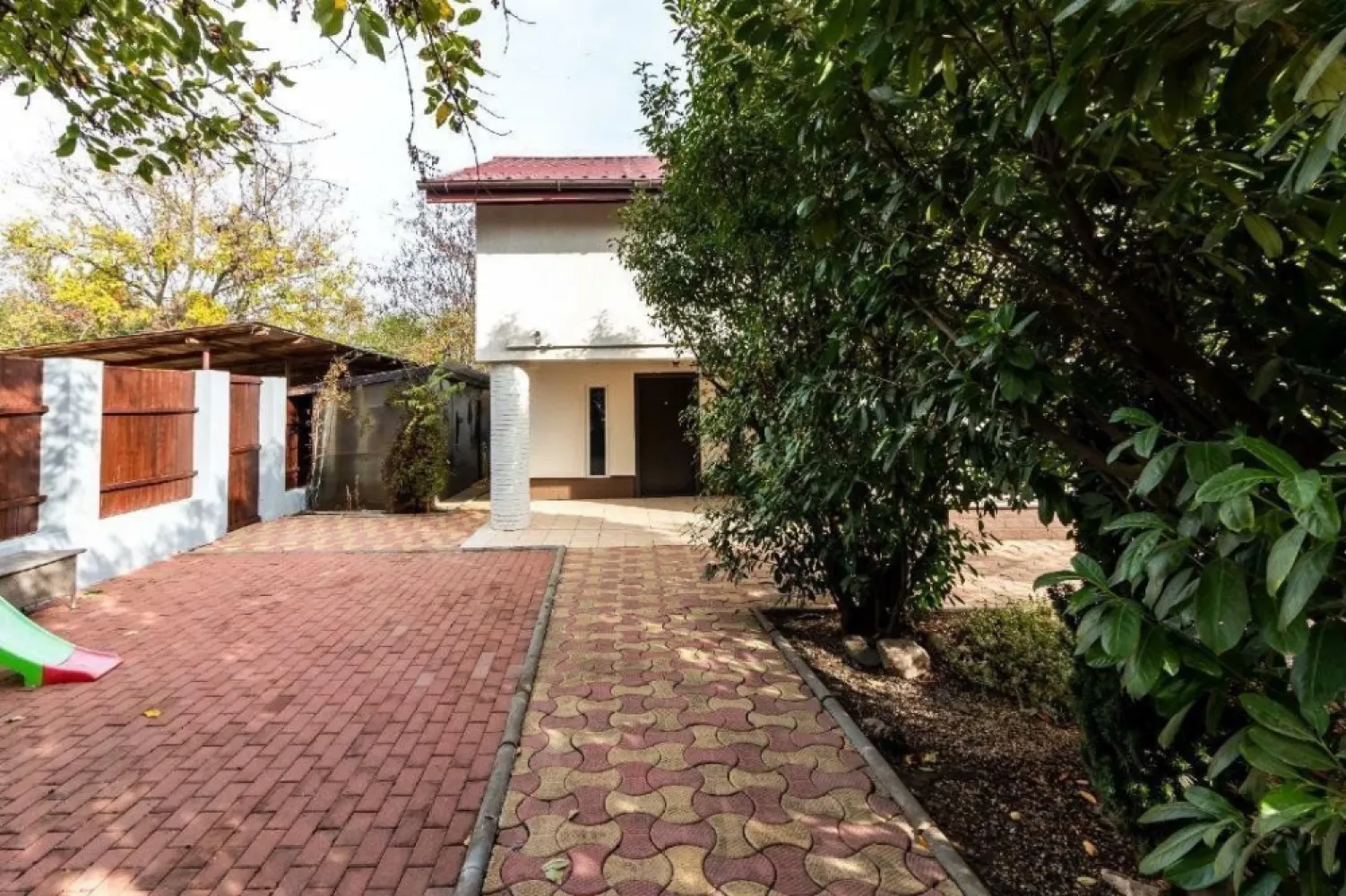 Casa individuala sector 5, strada dantelei, 500 m2 curte - Casă în Sector 5, Strada Dantelei, Imobil individual, curte 500m2, drum de servitute, toate utilitatile. 
Descoperiţi această locuinţă superbă situată pe Strada Dantelei din sectorul 5, o adevărată oază de linişte şi confort. Această casă bine construită oferă un spaţiu generos şi funcţional pentru întreaga familie.

Caracteristici principale:

Suprafaţă: 200 mp utili
Camere: 4 dormitoare + living spaţios
Bai: 2 
Curte: Generoasă, perfectă pentru relaxare şi activităţi în aer liber, 

Locaţie: Departe de traficul aglomerat, dar aproape de toate facilităţile urbane esenţiale
Detalii suplimentare:

Dormitoare: Spaţioase şi luminoase, fiecare cu acces facil la băi moderne şi bine echipate.
Living: Mare şi primitor, ideal pentru momentele de relaxare în familie sau pentru a primi oaspeţi.

Curte: Perfectă pentru activităţi de familie, grătar sau pur şi simplu pentru a te bucura de aer liber.
2 Terase 
Avantaje:

Accesibilitate: Aproape de şcoli, supermarketuri, parcuri şi mijloace de transport în comun.
Zona: Liniştită, ferită de agitaţia şi zgomotul urban, oferind totuşi acces rapid la facilităţile necesare traiului cotidian.
Construcţie: Materiale de calitate şi finisaje moderne, oferind confort şi siguranţă.
Această casă este alegerea perfectă pentru cei care caută un cămin liniştit, bine poziţionat şi dotat cu toate facilităţile necesare unui trai urban modern. Nu rataţi ocazia de a vă muta în această proprietate deosebită!