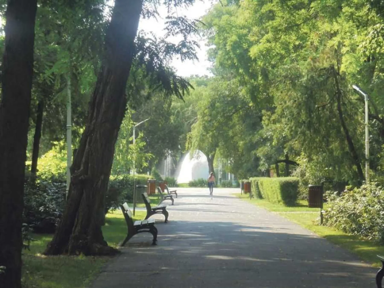 Casa de vanzare Bucurestii Noi - parcul Bazilescu - Casa de vanzare parcul Bazilescu-Bucurestii Noi!

Casa de vanzare in cartierul Bucurestii Noi langa Parcul Bazilescu si Piata 16 Februarie.
Casa cu 3 camere, baie, bucatarie, holuri si o pivnita mare. Constructie din caramida, cu inaltimea camerelor de cca 2,9 ml.
 Racordata la toate utilitatile.
Casa este in asa fel pozitionata pe teren incat raman spatii generoase si" aerisite" disponibile pentru amenajarea zonei verzi. In curte incap 3-4 autoturisme.
Teren in suprafata de 292 mp, deschiderea la strada este de cca 10ml.

Pret 159.000 eur
Oferta prezentata de agentie imobiliara!
Comision cumparare 3%