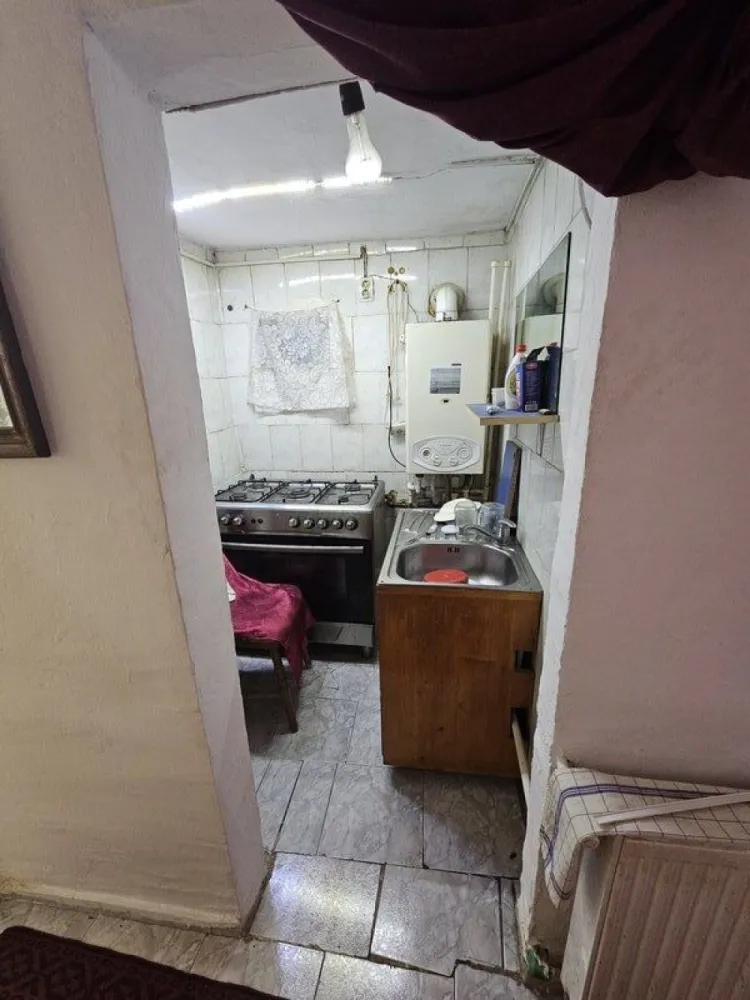 Strada Carul Mic Nr. 30-32, Sector 5, Rahova - Oferim spre vanzare o casuta batranesca care isi cauta un nou proprietar.
Locatia dispune de urmatoarele:
-energie electrica 
-gaze naturale, incalzire pe centrala 
-apa si canal (Apa Nova)
-mansarda din lemn
Suprafata teren 60 mp
Suprafata casa 44mp

In apropiere se gasesc urmatoarele:
-statie STB 5 min.
-magazin alimentar 2 min.
-Carrefour Alexandriei 1.7 km
-Kaufland 1.8 km
-Piata Rahova 3 km
-Scoala gimnaziala nr. 131 - 2.9 km

Zona linistita, vecini super ok tinand cont de zona Rahova. Pentru mai multe detalii 
07******84