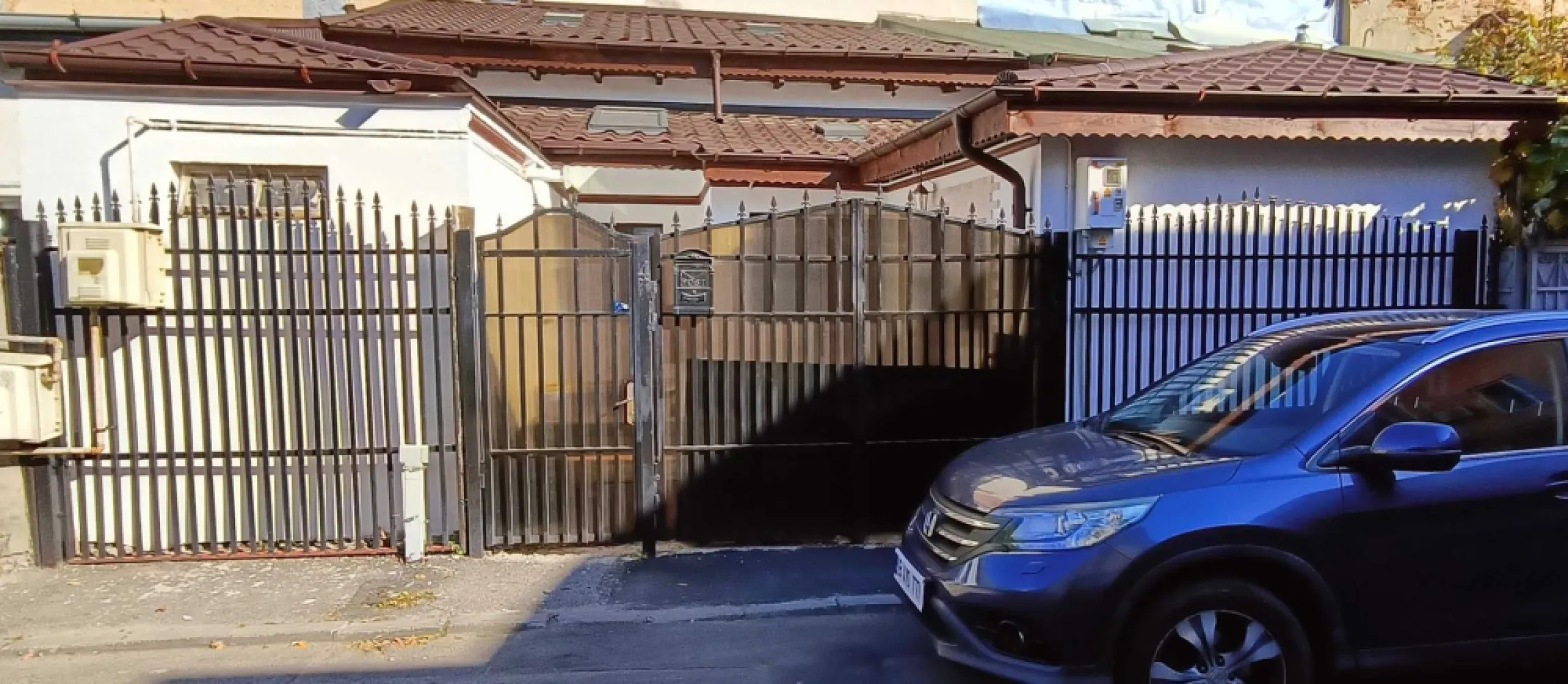 Casa parter + pod| Singur in curte | Stefan cel Mare - Fiind pozitionata intr-o zona linistita, casa asigura acces rapid la Soseaua Stefan cel Mare, statii de metrou (8 min), statii de STB (4 minute, tramvai si autobuze), Parcul Circului, Spitalul Colentina, Piata Obor, Piata Romana.

Casa este alcatuita din: 2 camere, 1 birou, 1 baie, 1 bucatarie, cu suprafata construita de 66,33mp, la care se adauga podul de aproximativ 25mp, fiind renovata si anvelopata, in intregime, recent. Exista racorduri trase, in cazul in care se doreste amenajarea unei bai suplimentare.

Intimitatea curtii proprii, in suprafata de aproximativ 17mp, este asigurata de geometria casei in forma de U iar parcarea masinii este sigura, pe spatiul public din fata portilor (in dreptul proprietatii incap 2 masini). Pentru descarcarea/incarcarea bagajelor voluminoase sau accesul masinilor de interventie se pot deschide portile mari.

Toate retelele de utilitati sunt asigurate in interior (apa, canal, gaze, racord electric inlocuit recent) iar incalzirea este asigurata de o centrala termica pe gaz. Alcatuirea si pozitionarea fata de soare, acoperisul casei (recent renovat) permite montarea cu usurinta a unor panouri fotovoltaice, obtinand astfel costuri foarte mici la energie.