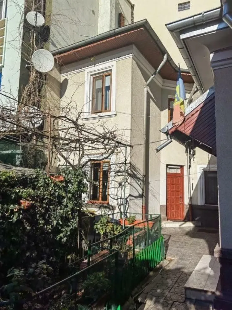 Oportunitate investitie in centrul capitalei - Particular ofer spre vanzare o casa individuala, singur in curte si fara risc seismic, situata la intersectia strazii Mihai Eminescu cu strada Toamnei, intr-o zona extrem de atractiva si in acelasi timp linistita si aerisita cu acces rapid si facil la Soseaua Stefan cel Mare, precum si la Calea MOSILOR. 
Casa este Sp+P+1+Mp si este formata din: 5 camere, 2 bai, o bucatarie, pivnita, camara si pod pe toata suprafata casei ce poate fi mansardat. Imobilul dispune, de asemenea, de curte si propriul garaj. 

Casa este construita in 1935 din caramida, de a lungul timpului a fost refacuta tencuiala cu glet, instalatiile sanitare, a fost montata centrala proprie pe gaz, curte reamenajata si cu garaj inchis. Casa are doua intrari separate si poate fi impartita in 2 parti daca se doreste o inchiriere a imobilului. 

Suprafata din acte a imobilului este de 206 mp, din care suprafata construita la sol de 115mp, iar curte are suprafata de 91 mp. Suprafata total construita desfasurata este de 164 mp. 

Pozitionarea favorabila este sustinuta de accesul facil spre punctele de interes ale zonei: metrou Bucur Obor, la 10 minute, multiple statii STB, Parcul Ioanid, Piata Obor, Piata Romana la 10-15 minute de mers pe jos. 

Va astept sa descoperiti si alte avantaje ale acestei minunate proprietati situata in inima capitalei. 

Pentru mai multe detalii, nu ezitati sa ma contactati telefonic la nr: